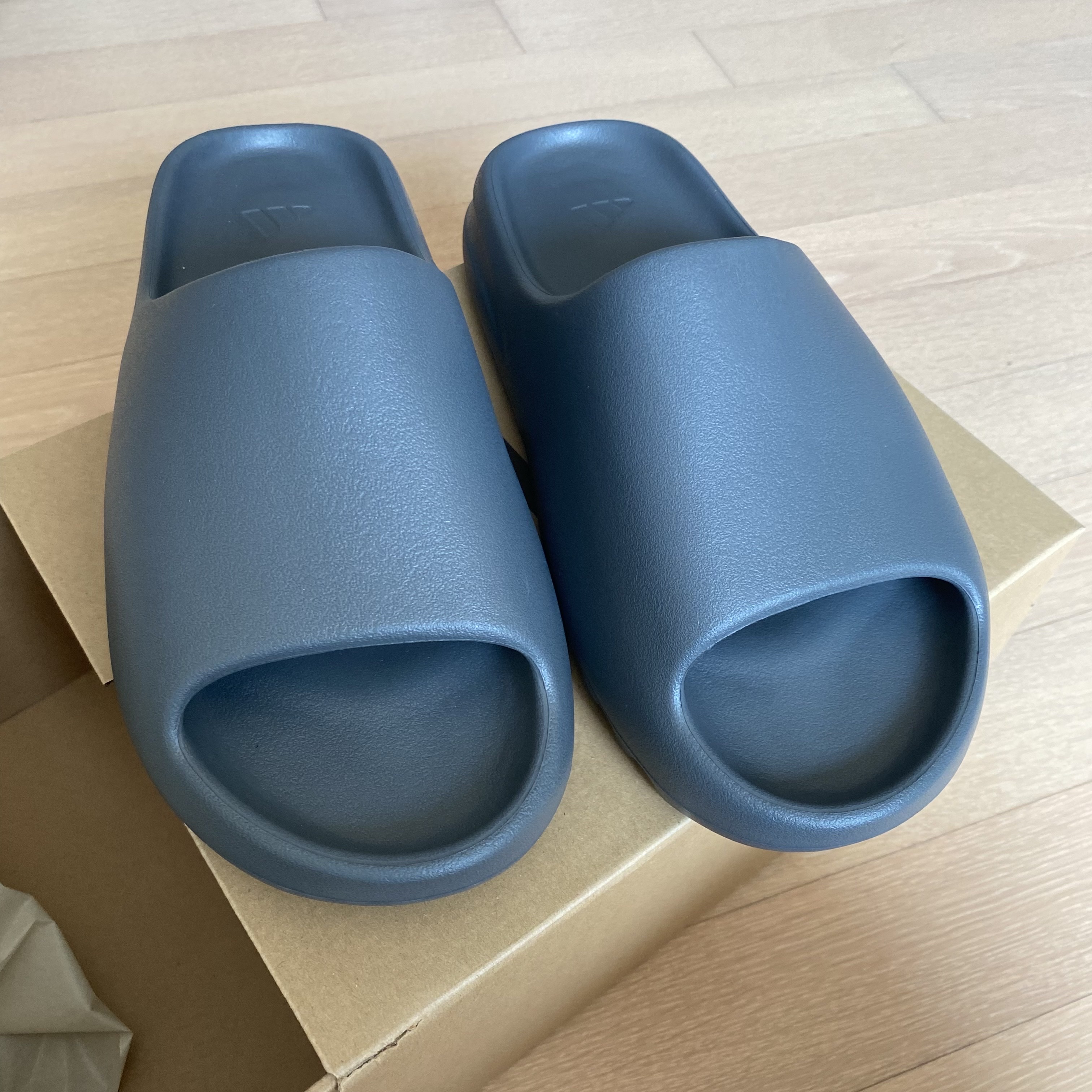 Adidas Yeezy Slide Slate Grey 착용 스타일 - 2