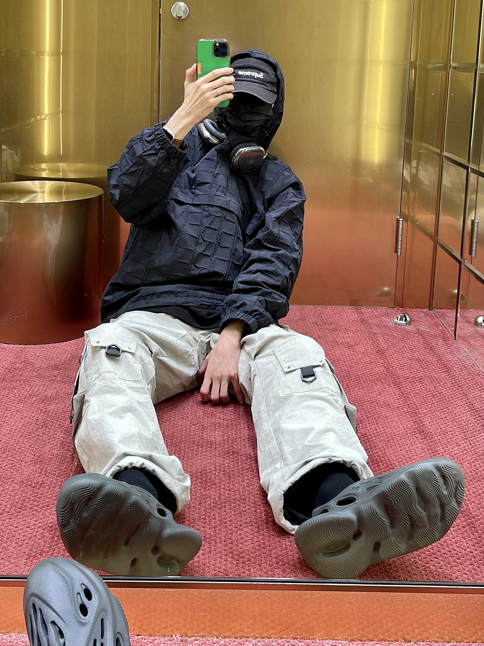Adidas Yeezy Foam RNNR Carbon, Supreme Repeat Stitch Anorak Black - 23SS 착용 스타일 - 4