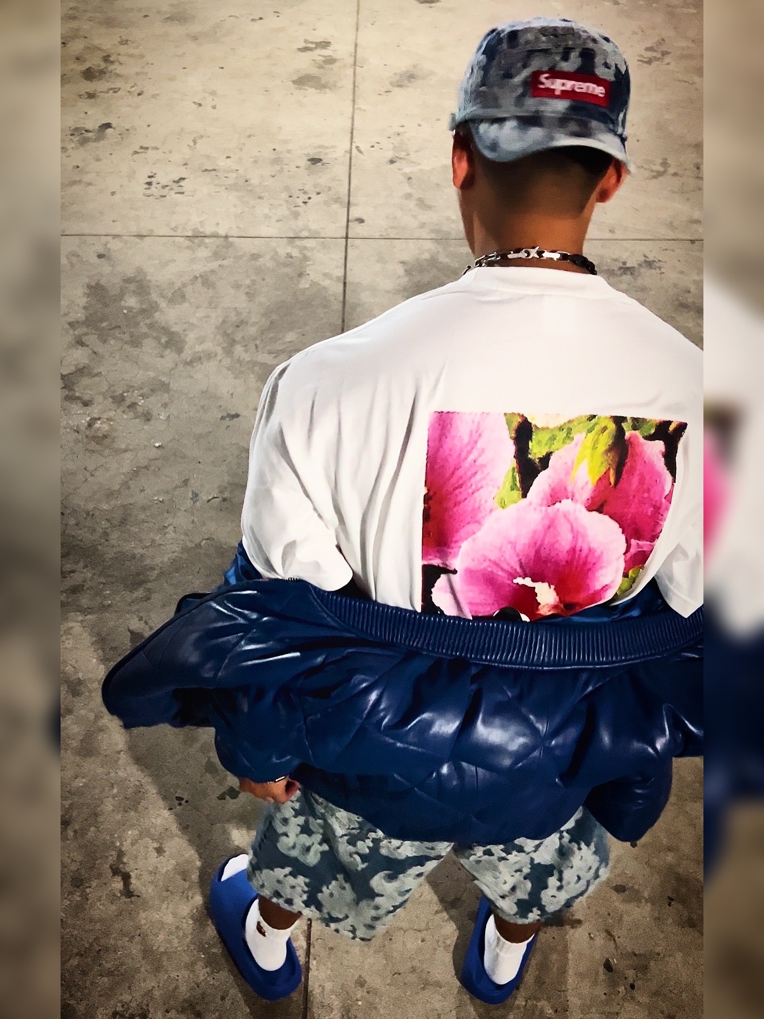 Supreme Flames Jacquard Denim Camp Cap Washed Indigo - 23SS, Supreme Flames Jacquard Baggy Denim Shorts Washed Indigo - 23SS 착용 스타일 - 2