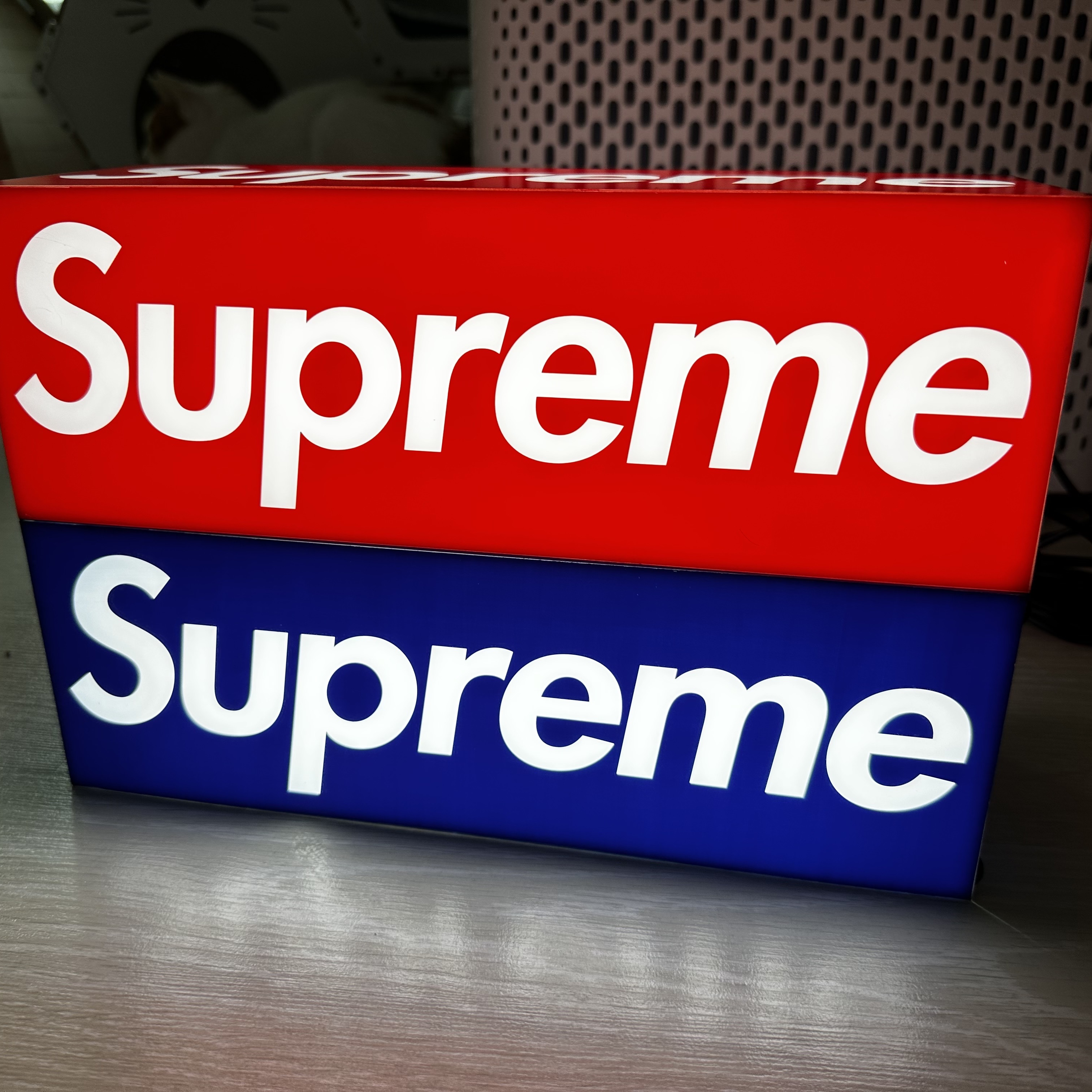 Supreme Box Logo Lamp Red (Korean Ver.) - 23FW, Supreme Box Logo Lamp Blue (Korean Ver.) - 23FW 착용 스타일 - 1