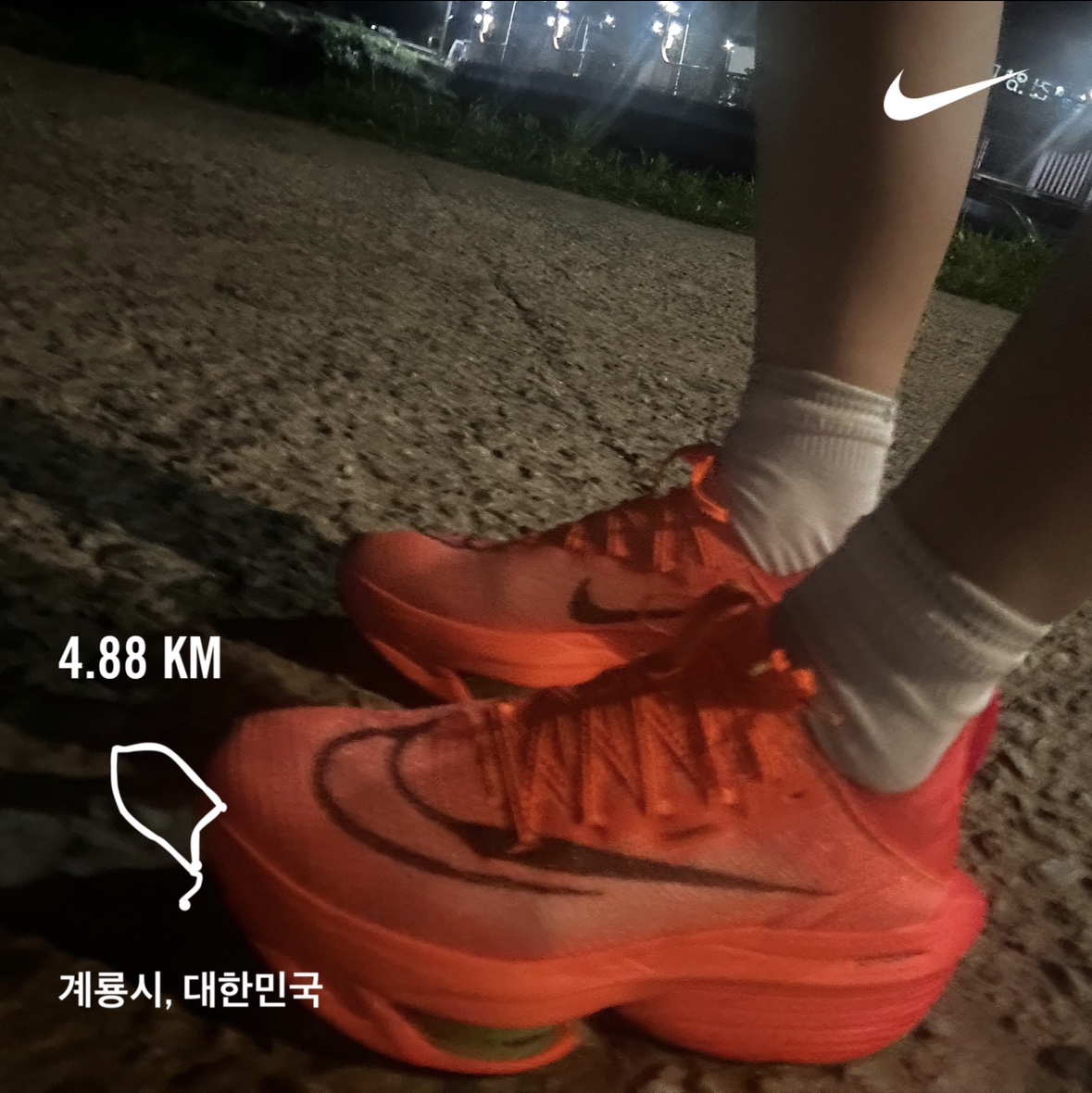 (W) Nike Air Zoom Alphafly Next% 2 Total Orange Black 착용 스타일 - 2