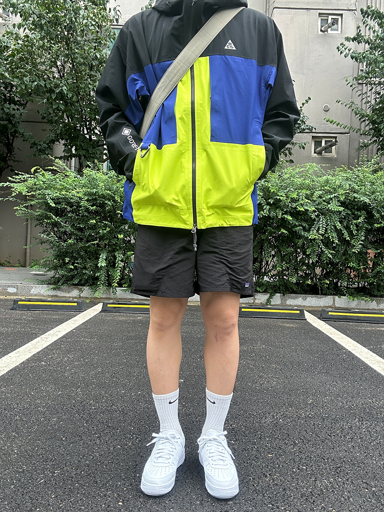 Nike ACG Gore-Tex Misery Ridge Jacket Black Deep Royal Blue Cyber - Asia, Nike Air Force 1 '07 Fresh White 착용 스타일 - 1