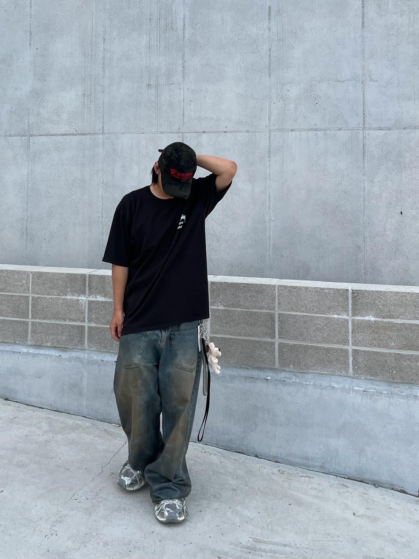 Project G/R Coated Backward Denim Pants Blue, Stussy x Martine Rose Collage Pigment Dyed T-Shirt Black 착용 스타일 - 3