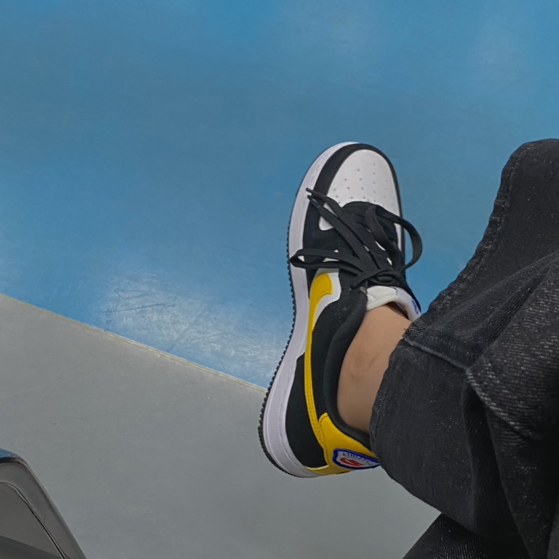 Nike Air Force 1 '07 LV8 Athletic Club Black Dark Sulfur 착용 스타일