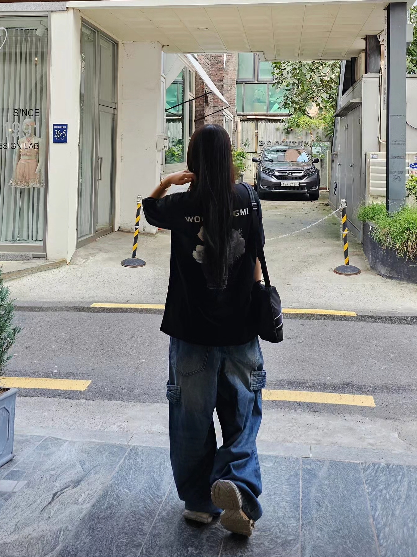 Wooyoungmi Flower Print Back Logo T-Shirt Black - 23FW, (W) Wooyoungmi Flower Print Back Logo T-Shirt Black - 23FW 착용 스타일 - 4