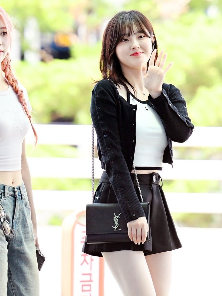 Saint Laurent Kate Small Chain Bag In Grain de Poudre Leather Black 착용 스타일 - 2