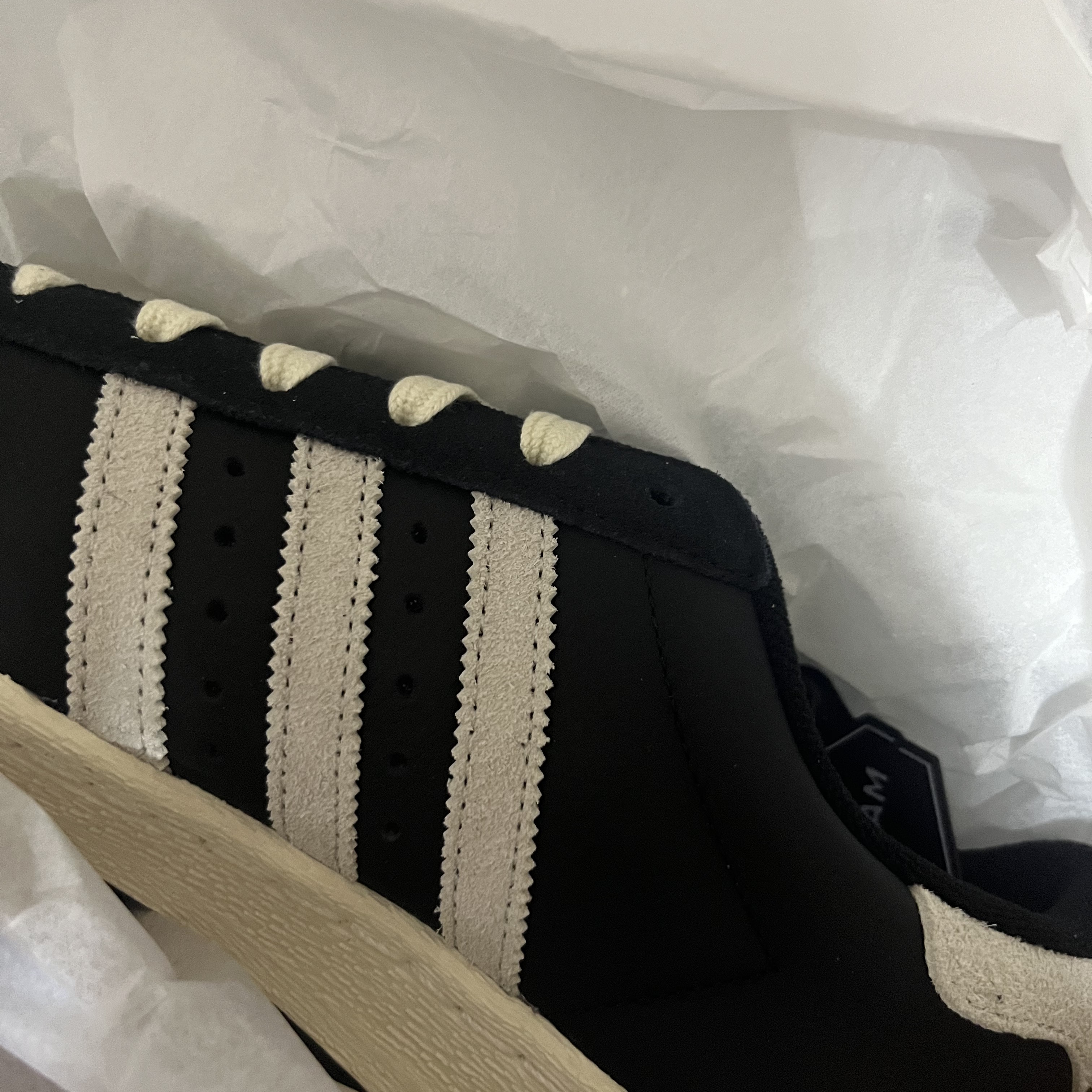 Adidas Superstar 82 Black White 착용 스타일 - 1