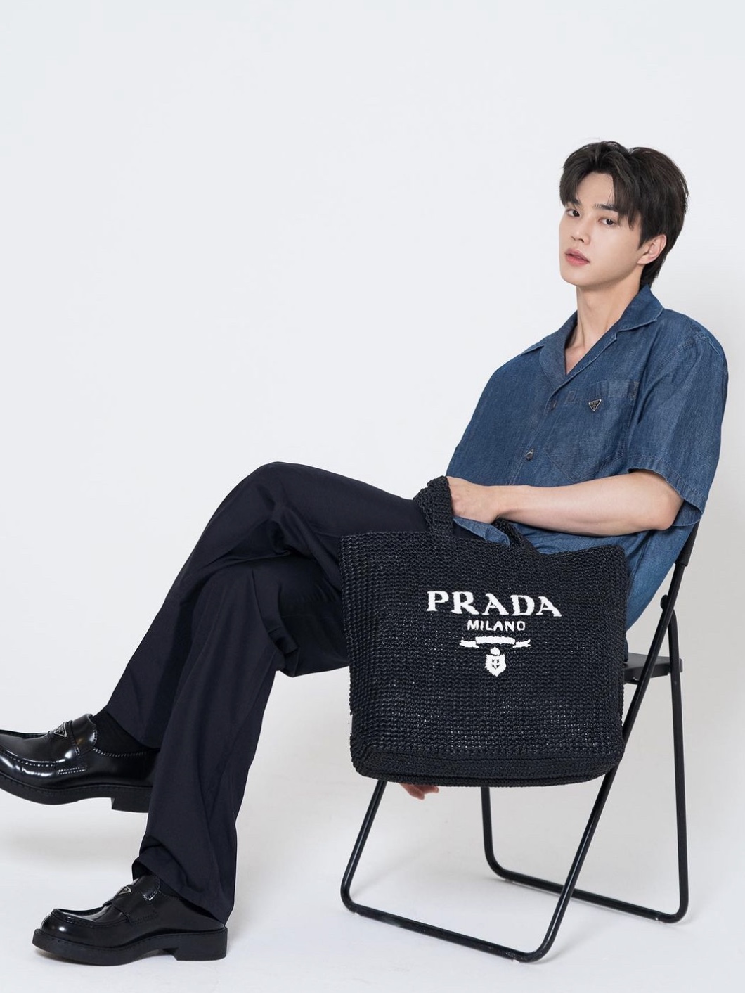 Prada Crochet Tote Bag Black 착용 스타일 - 2