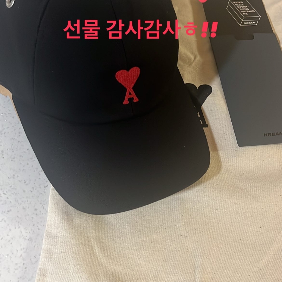 AMI de Coeur Embroidery Cap Black 착용 스타일