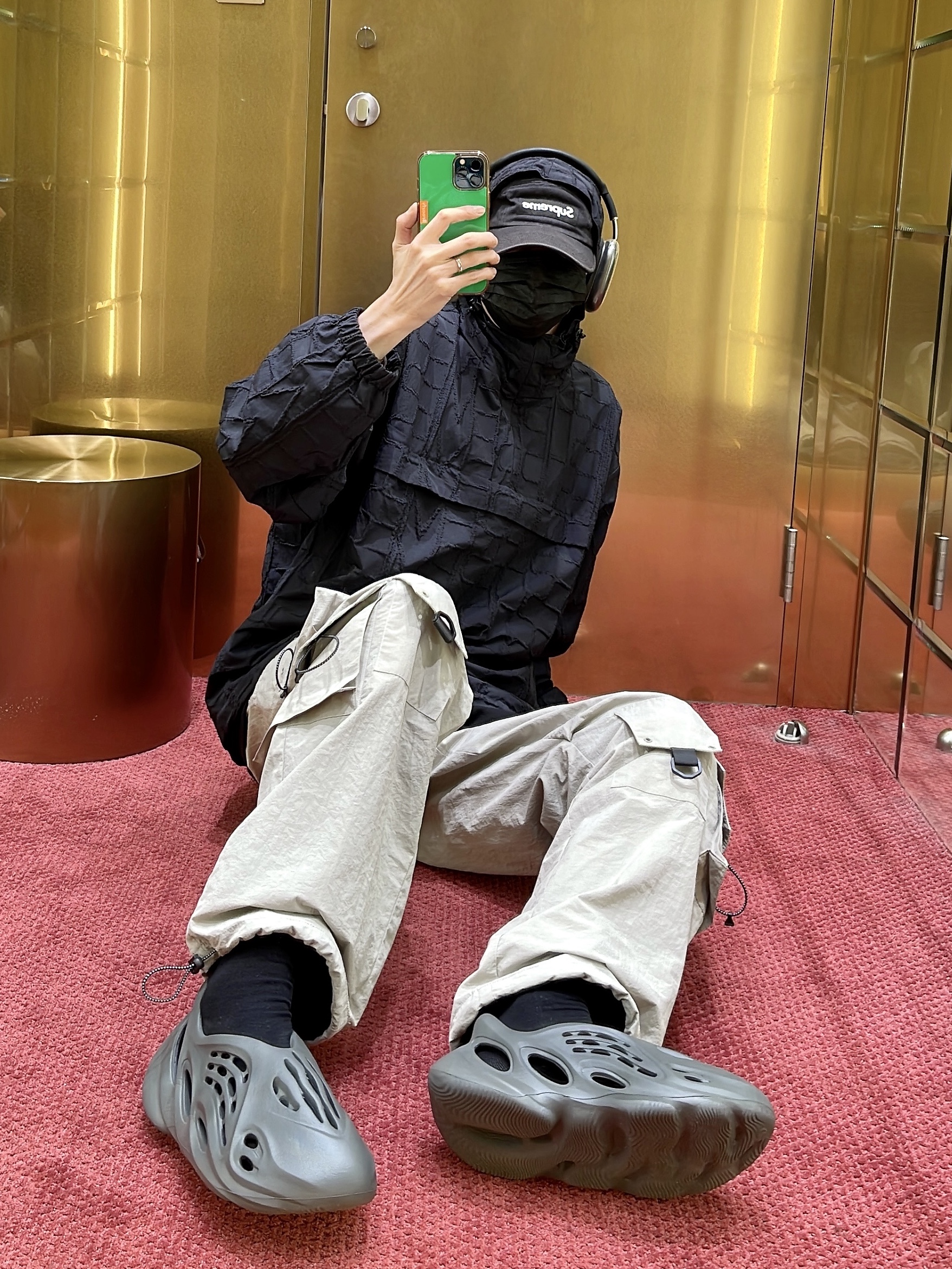 Adidas Yeezy Foam RNNR Carbon, Supreme Repeat Stitch Anorak Black - 23SS 착용 스타일 - 3