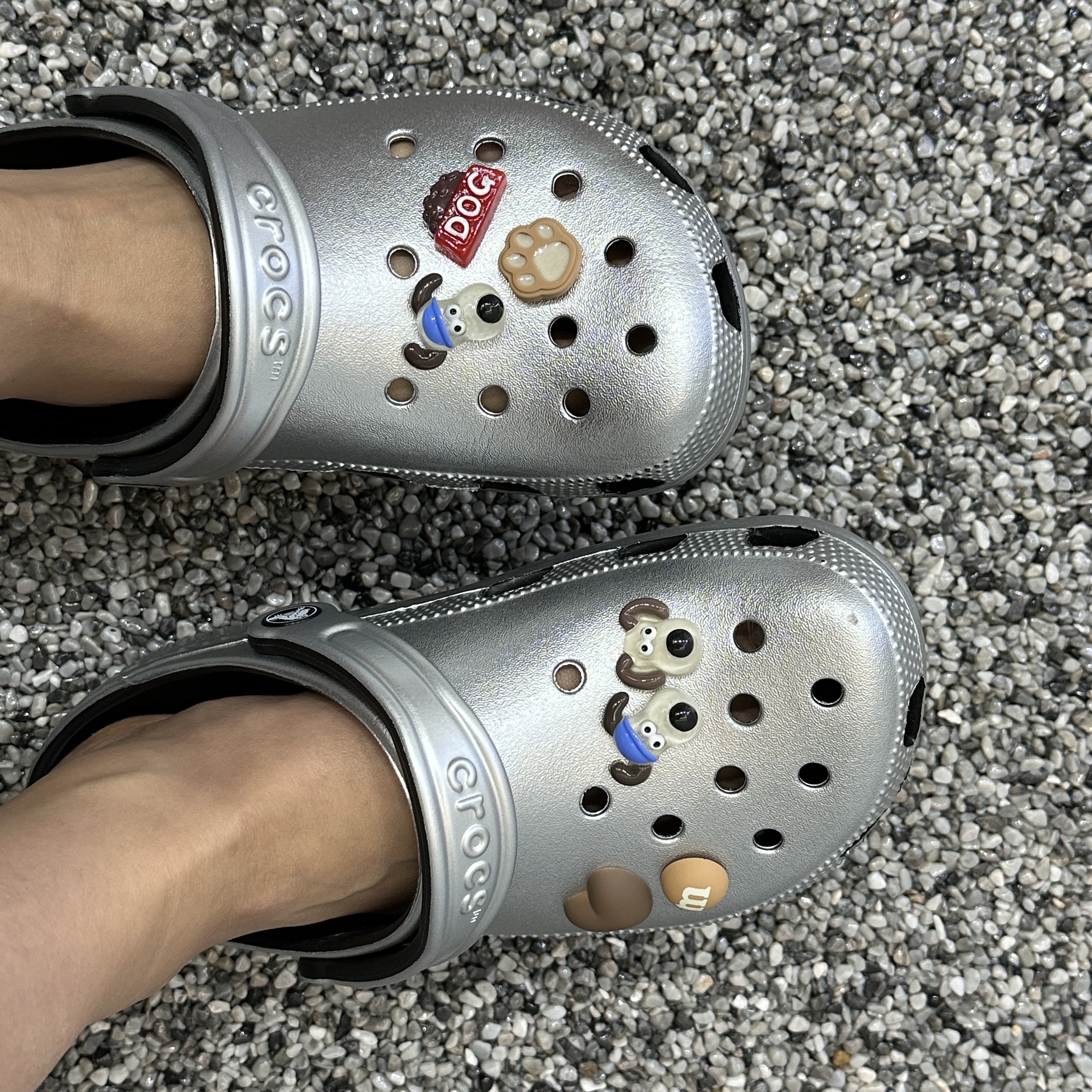 Crocs Classic Metallic Clog Silver 착용 스타일 - 2