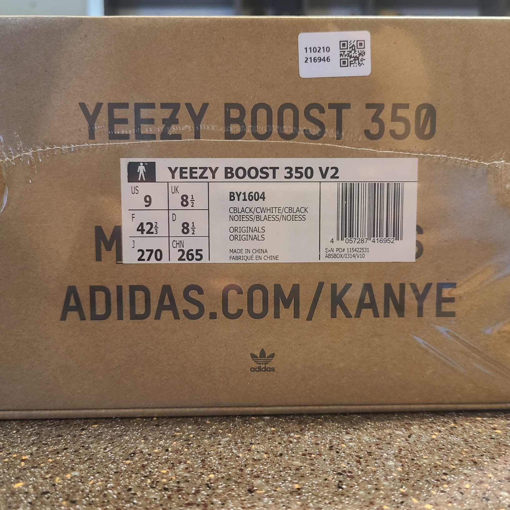 Adidas Yeezy Boost 350 V2 Core Black White 2016 착용 스타일 - 3