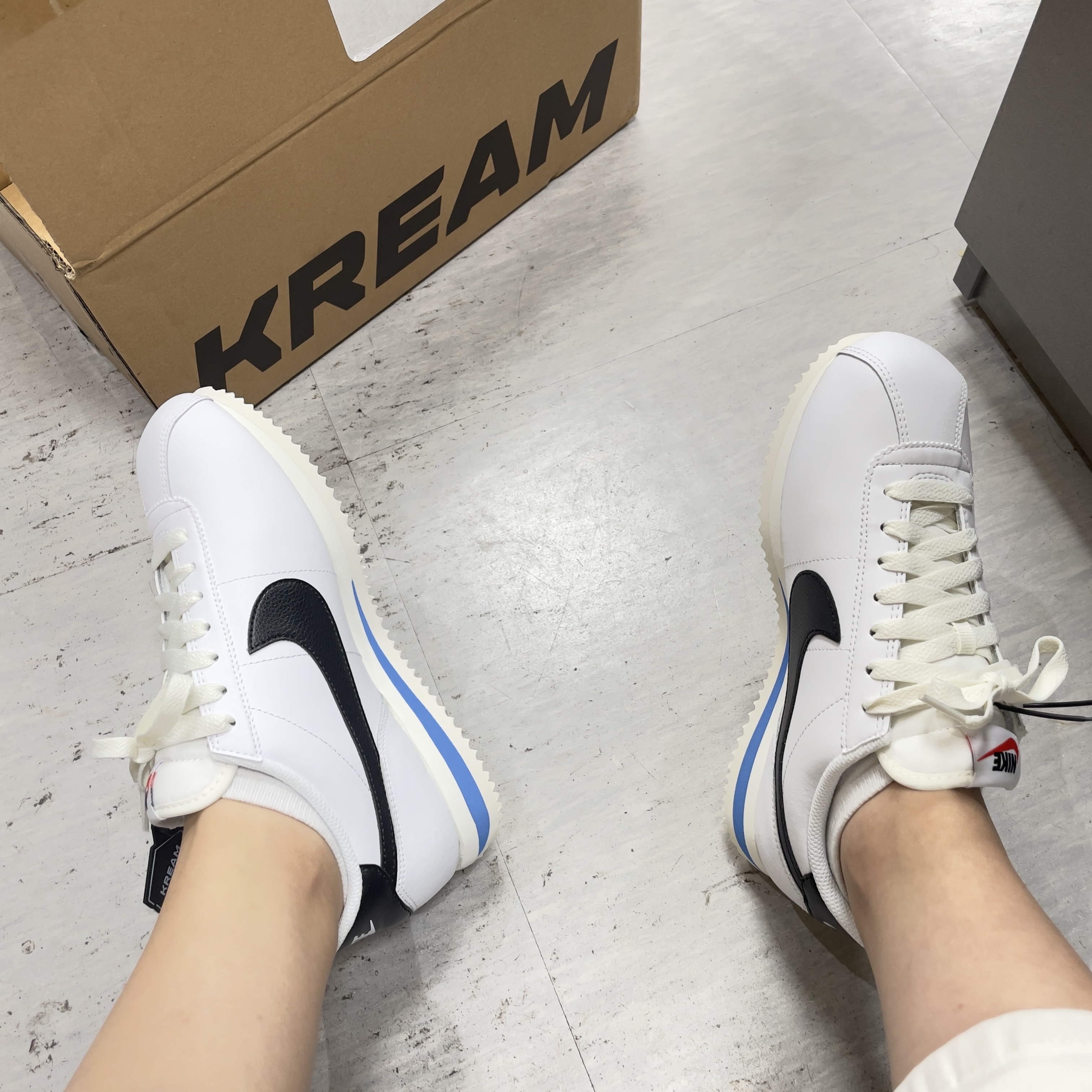 (W) Nike Cortez White and Black 착용 스타일