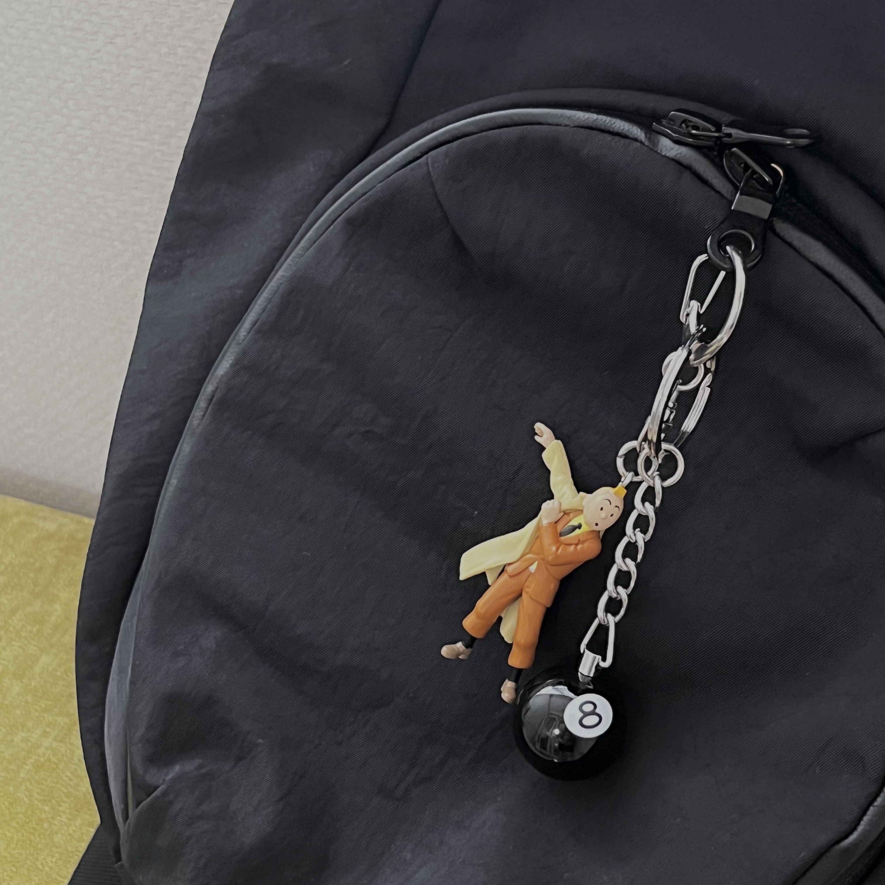 Stussy 8 Ball Keychain Black 착용 스타일 - 2