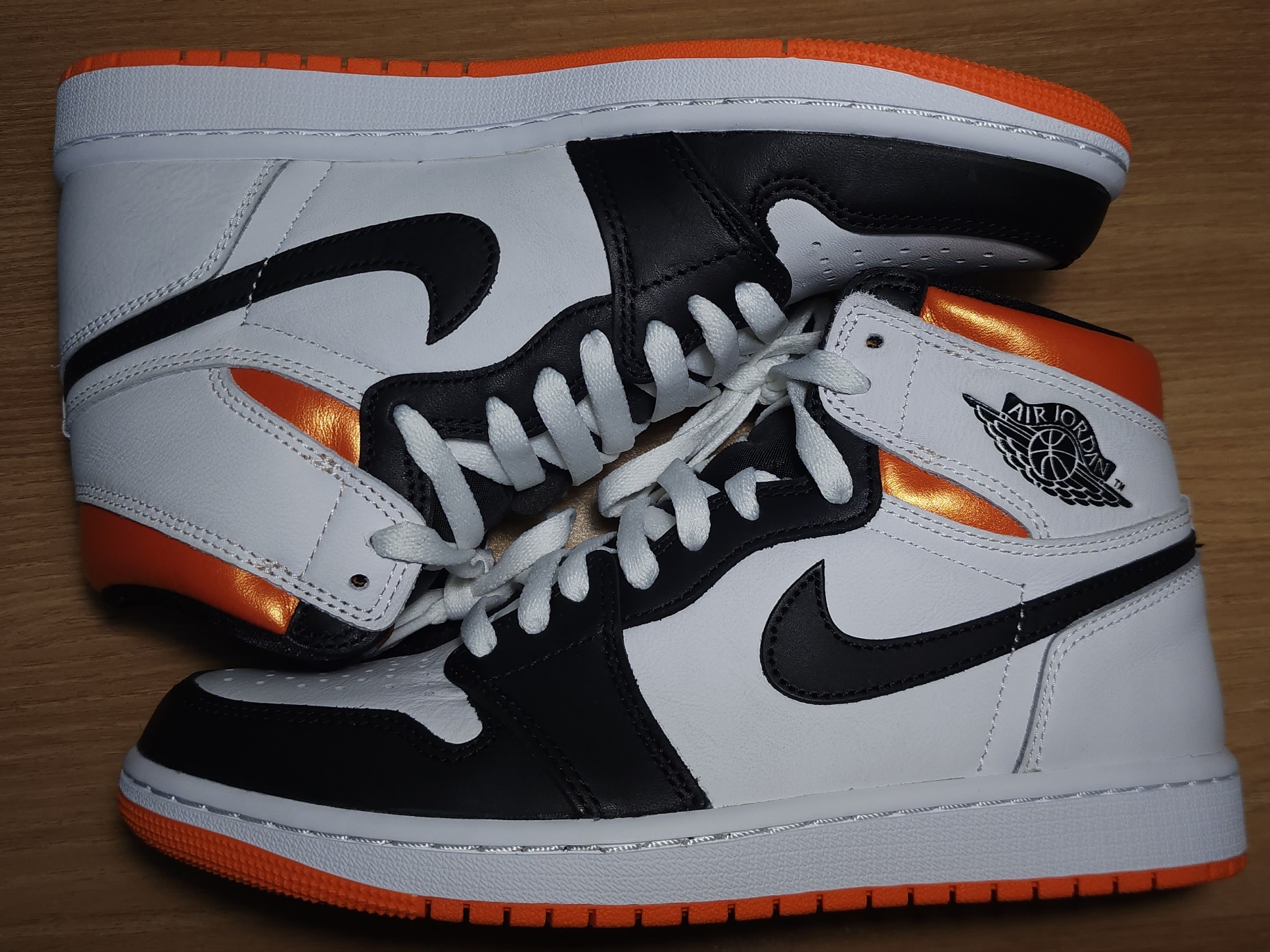 Jordan 1 Retro High OG Electro Orange, Jordan 1 Retro High OG Black and Lucky Green 착용 스타일 - 2