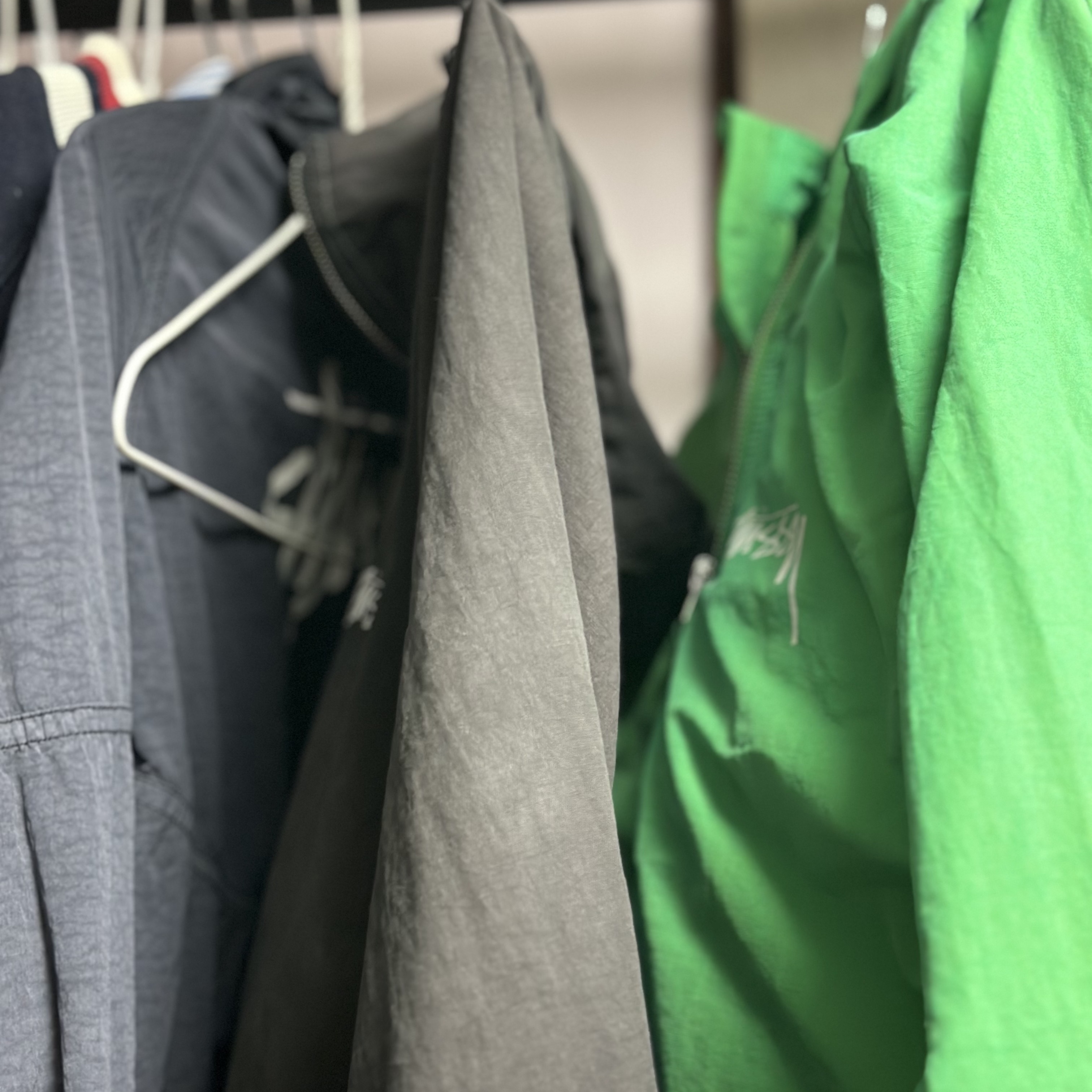 Stussy Wave Dye Beach Shell Jacket Green, Stussy Wave Dye Beach Shell Jacket Black 착용 스타일 - 1
