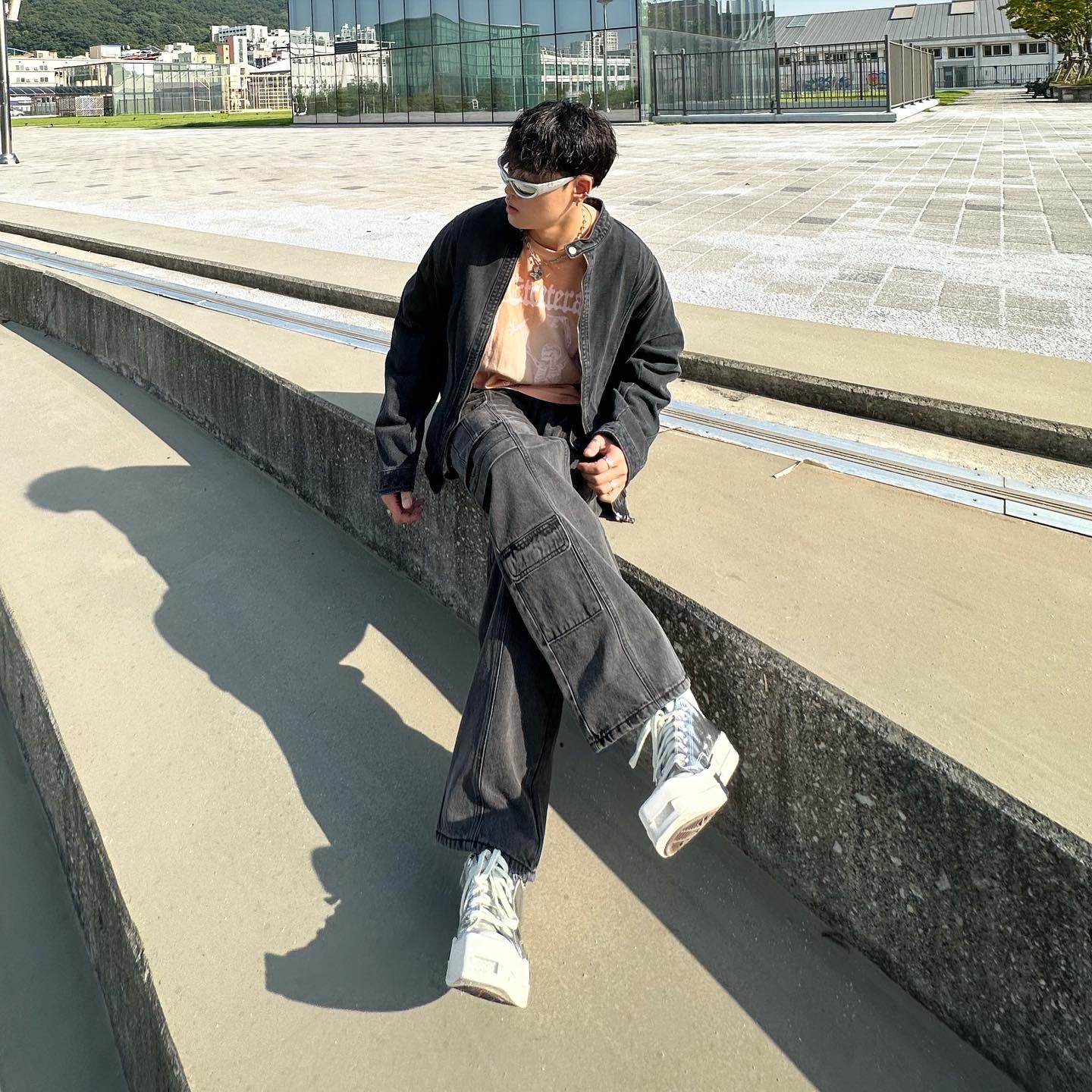 Converse x Drkshdw Turbodrk Chuck 70 Ox Silver Lacquered Denim, Balenciaga Swift Oval Sunglasses Silver 착용 스타일