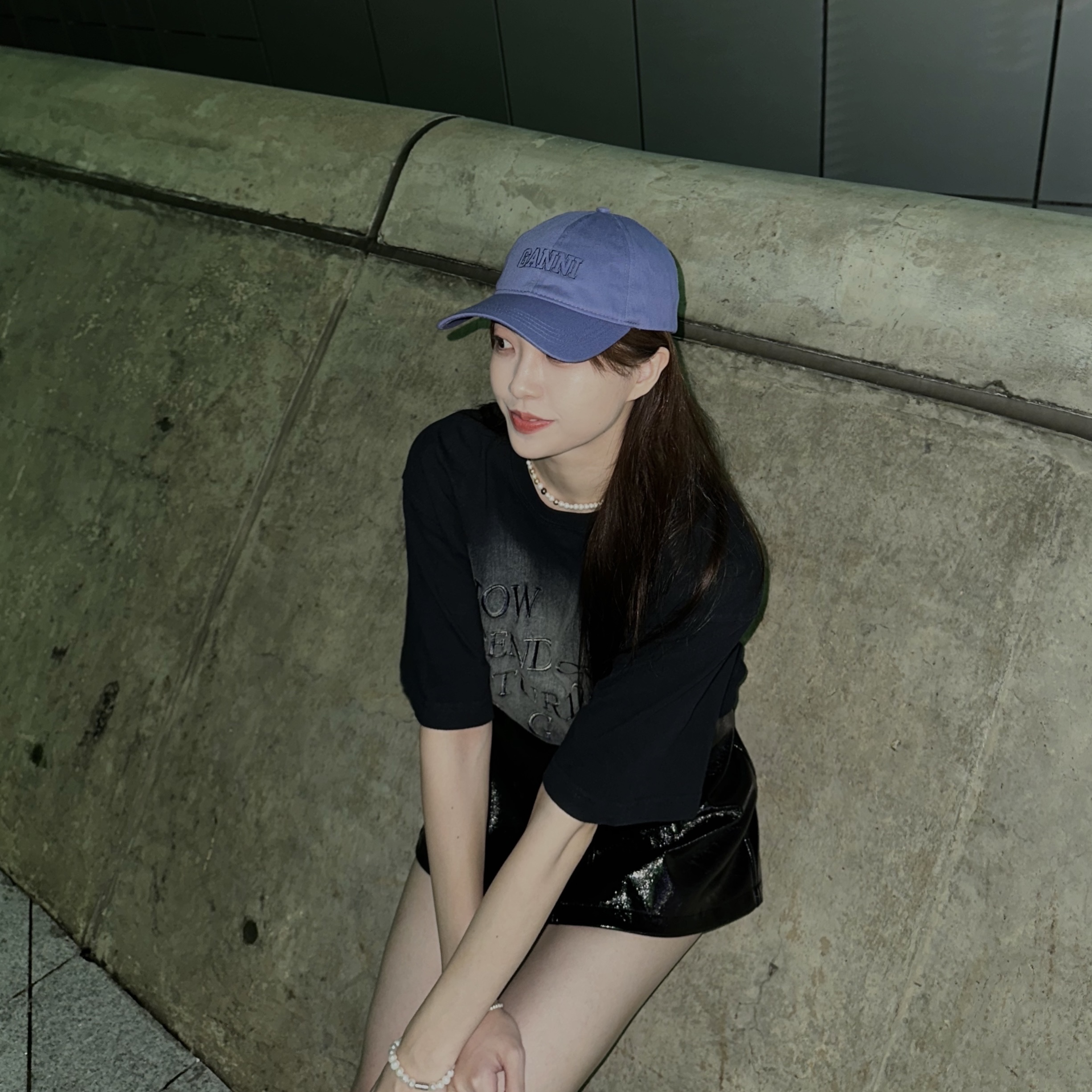Ganni Software Heavy Cotton Cap Grey Blue, Nike x Drake Nocta Hot Step Air Terra Triple Black 착용 스타일 - 2