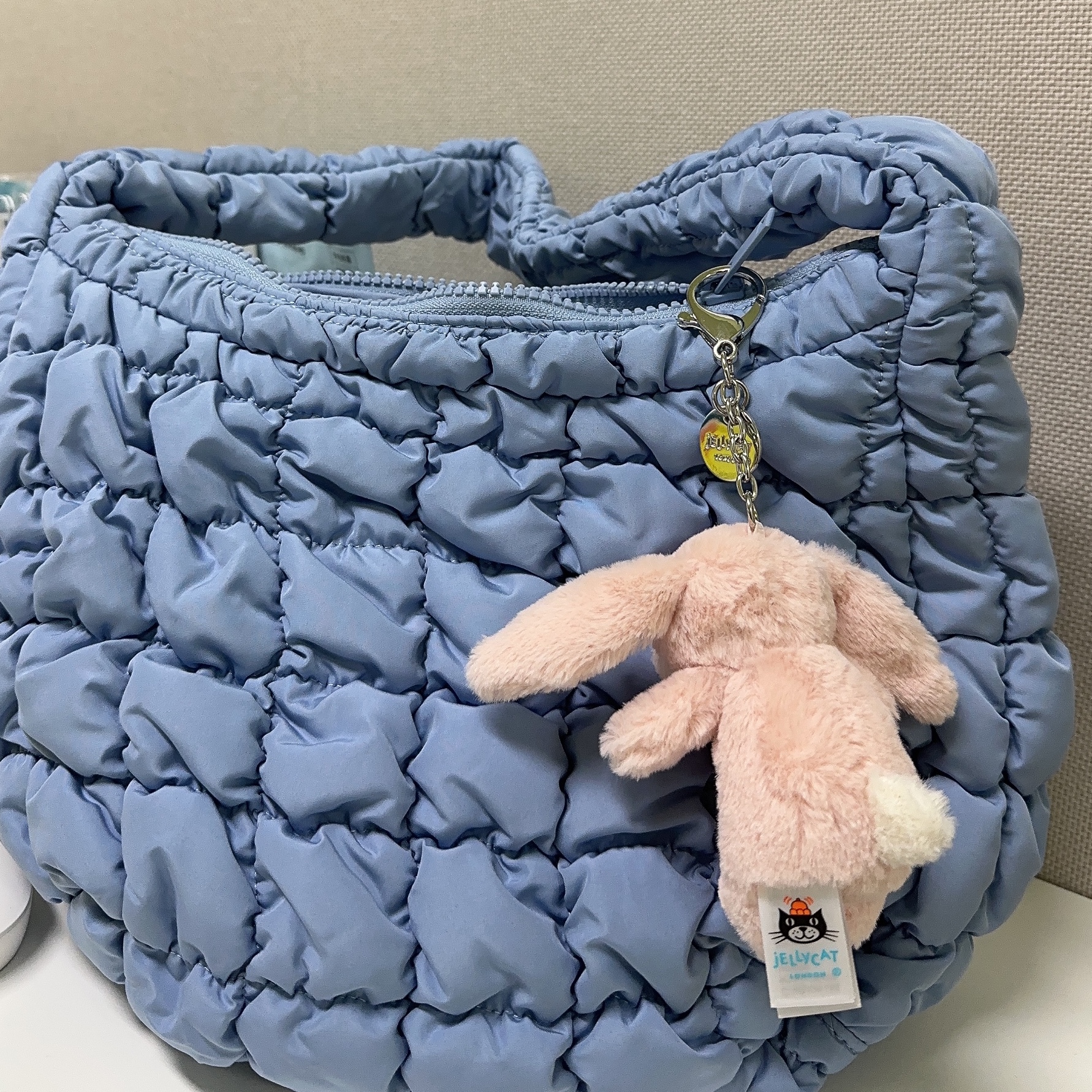 COS Quilted Mini Bag Light Blue, Jellycat Bashful Bunny Bag Charm Blush 착용 스타일 - 1
