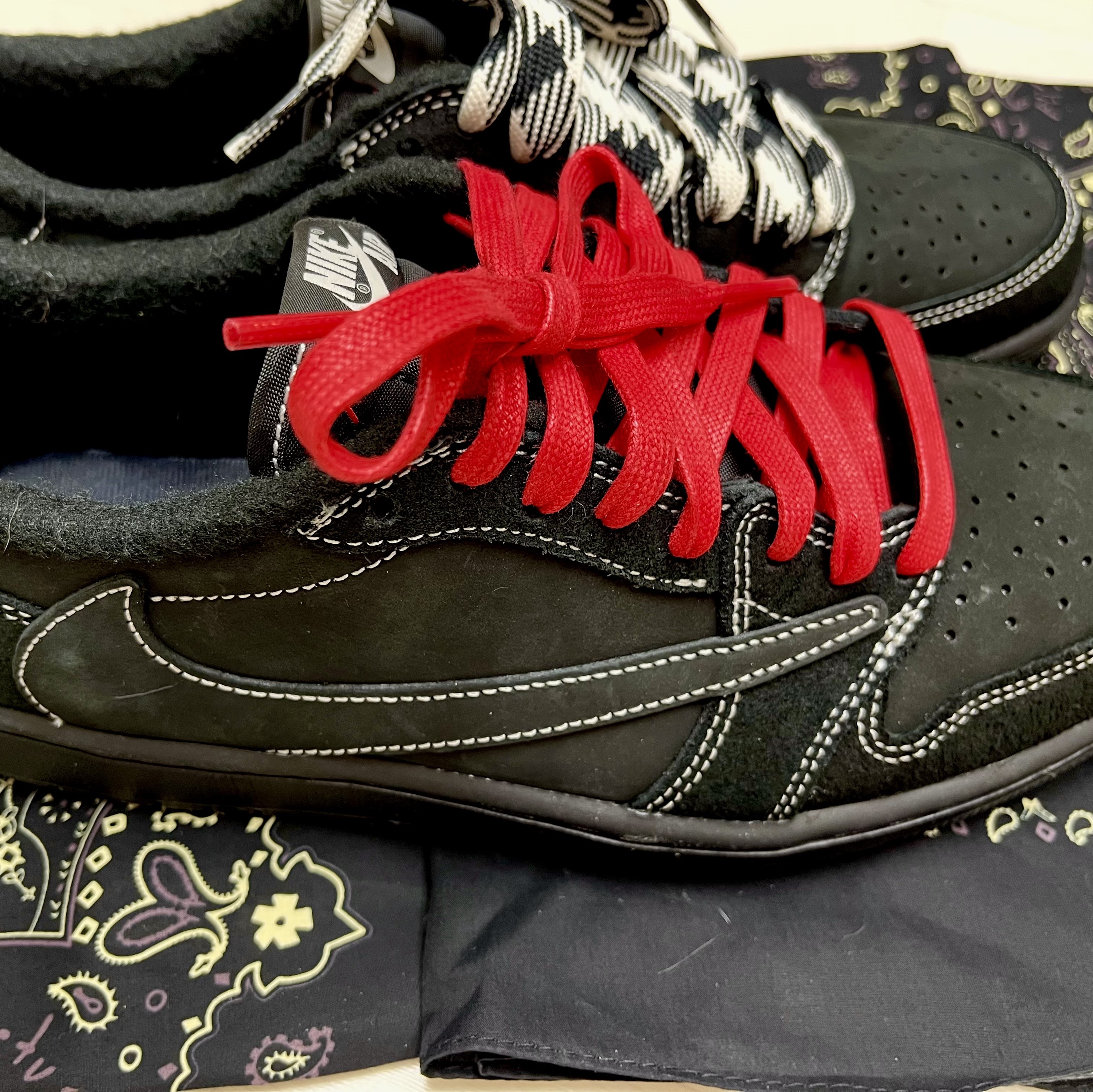Jordan 1 x Travis Scott Retro Low OG SP Black Phantom 착용 스타일 - 2