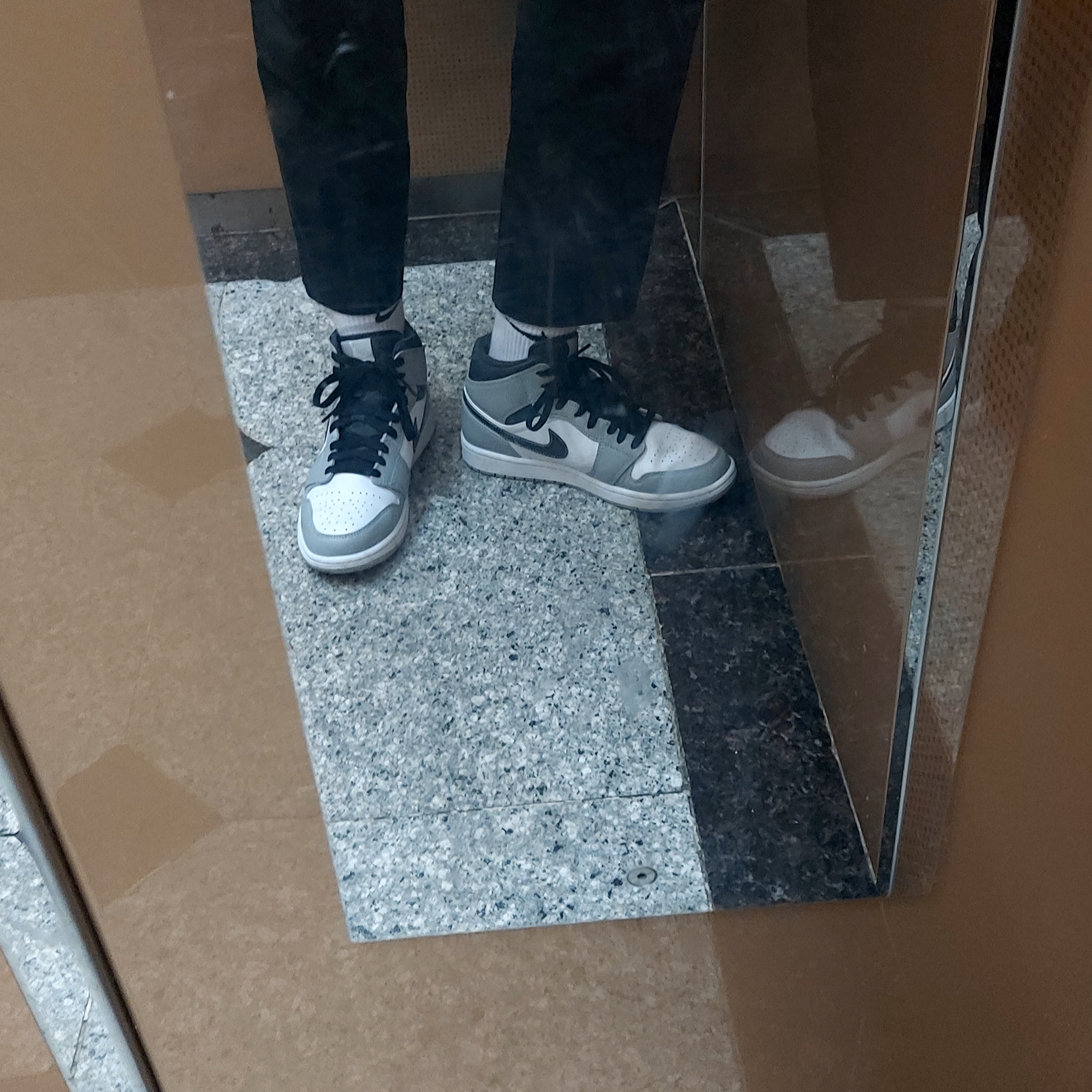 Jordan 1 Mid Light Smoke Grey Anthracite 착용 스타일