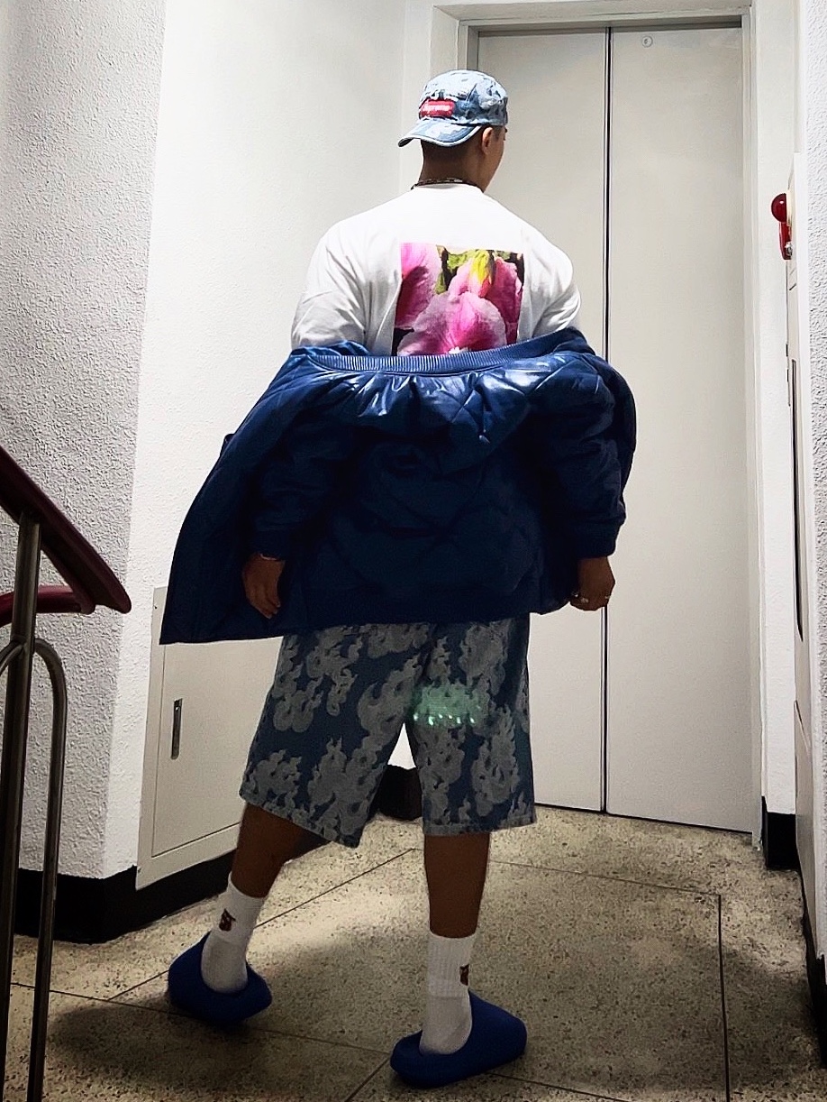Supreme Seoul Box Logo T-Shirt White - 23FW, Supreme Flames Jacquard Denim Camp Cap Washed Indigo - 23SS 착용 스타일 - 3