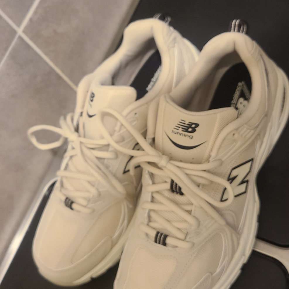 New Balance 530 Ivory 착용 스타일