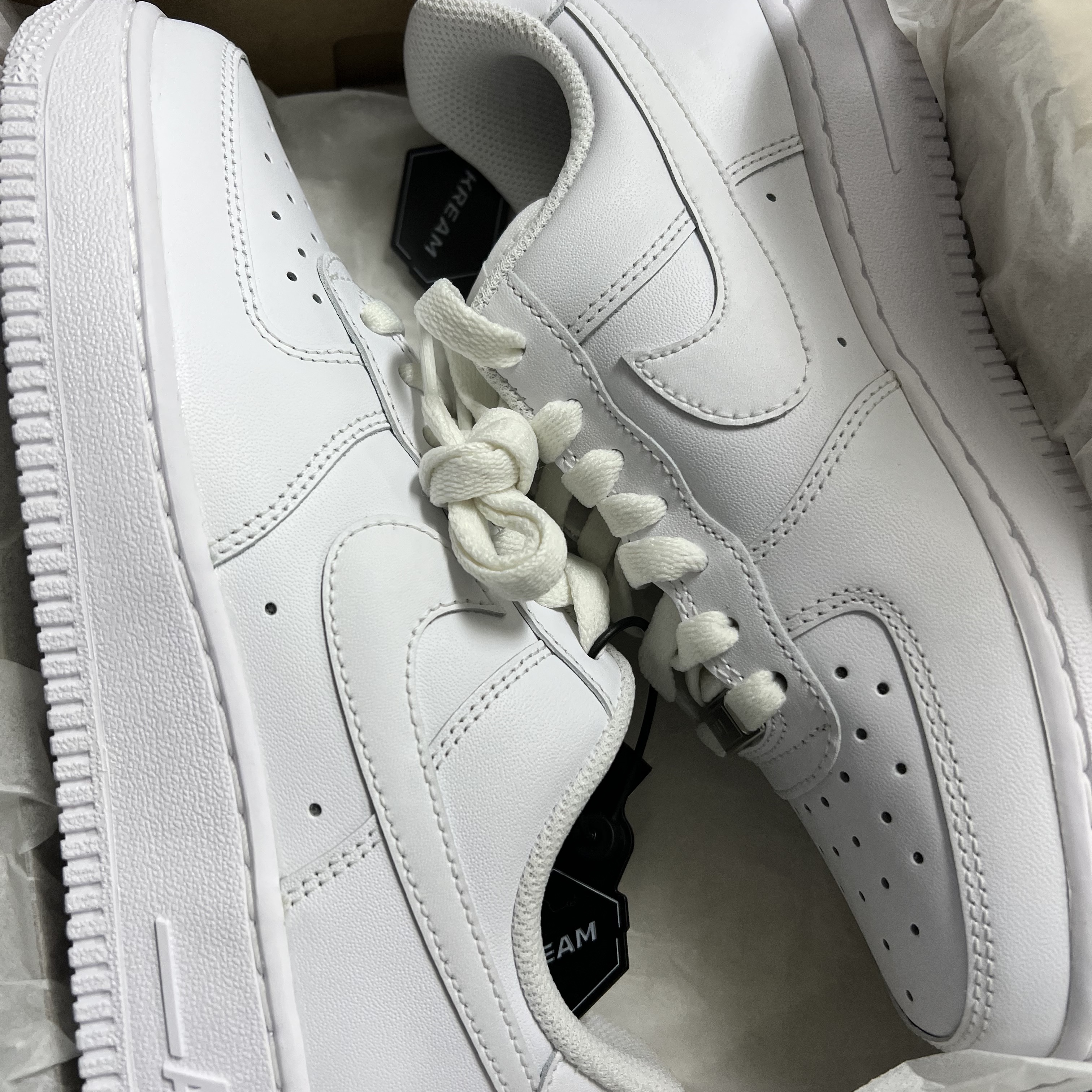 (W) Nike Air Force 1 '07 Low White, (GS) Nike Air Force 1 LE White 착용 스타일 - 2