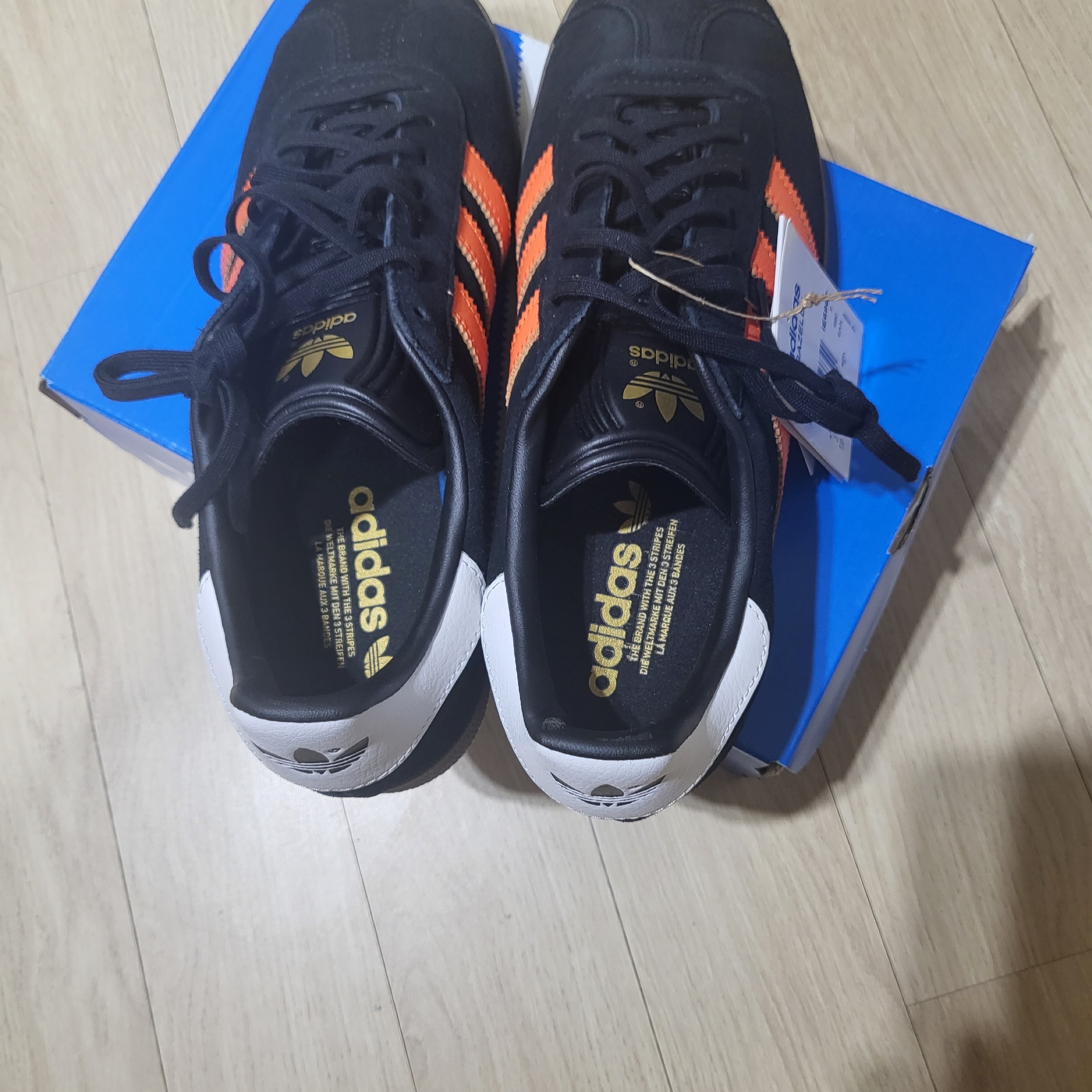Adidas Gazelle Core Black Orange 착용 스타일 - 4