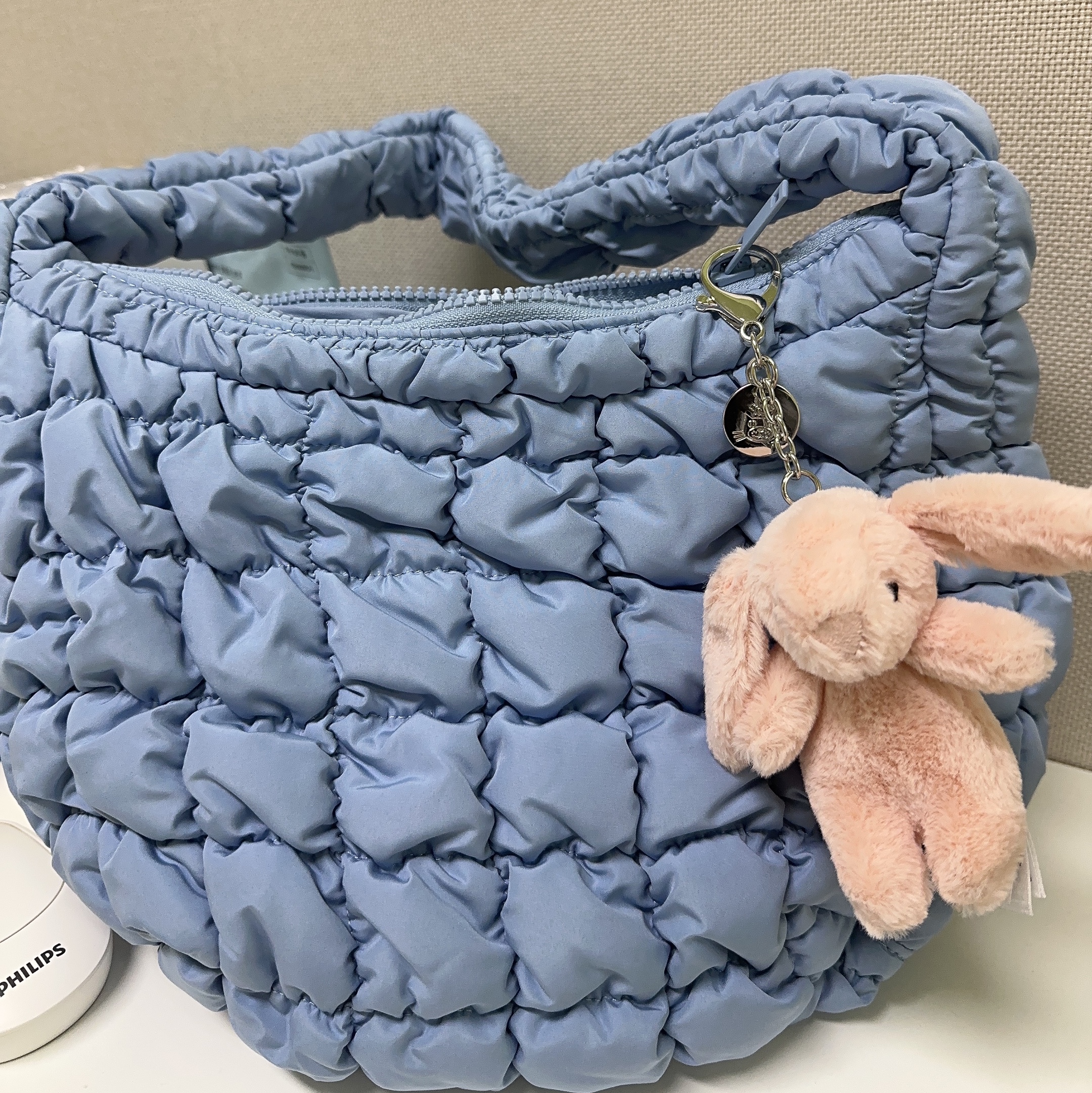 COS Quilted Mini Bag Light Blue, Jellycat Bashful Bunny Bag Charm Blush 착용 스타일 - 2