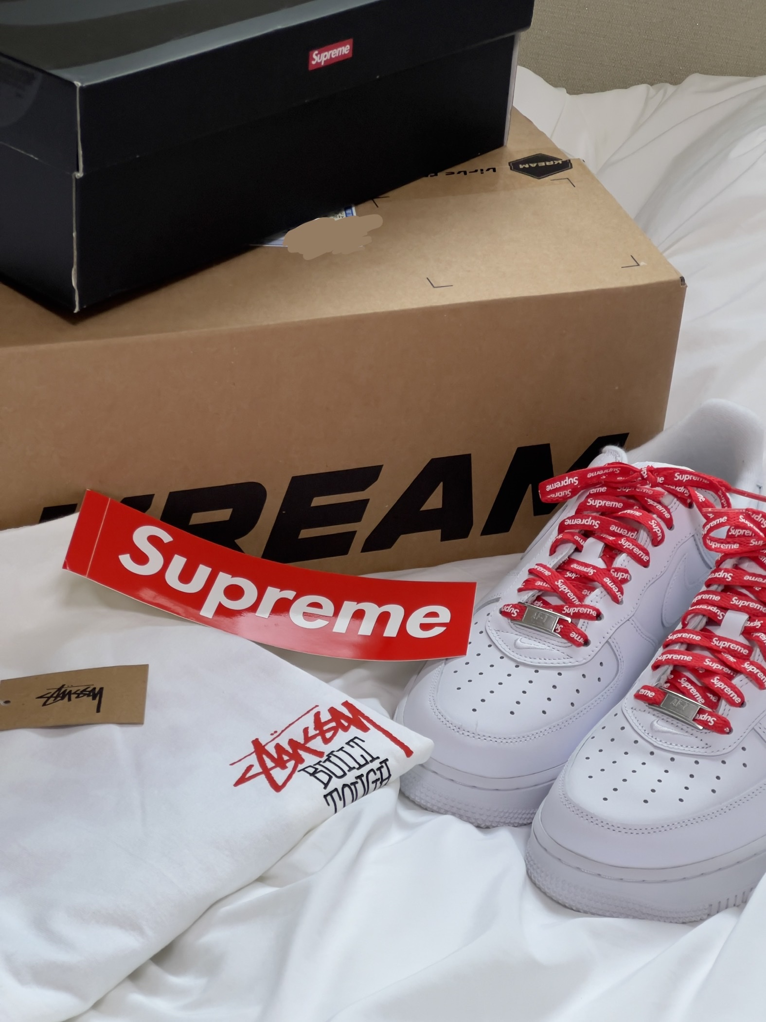 Nike x Supreme Air Force 1 Low White, Stussy Built Tough T-Shirt White 착용 스타일 - 4