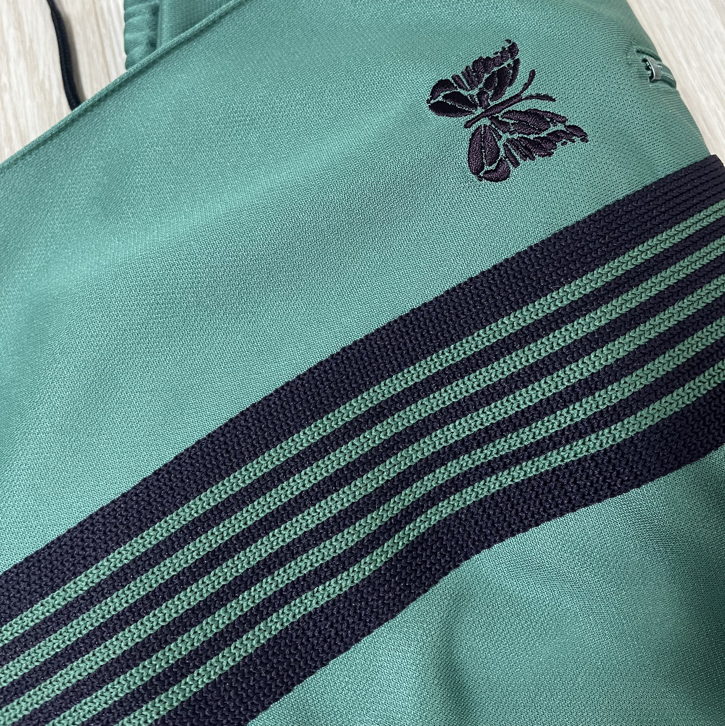 Needles Straight Track Pants Poly Smooth Emerald 착용 스타일
