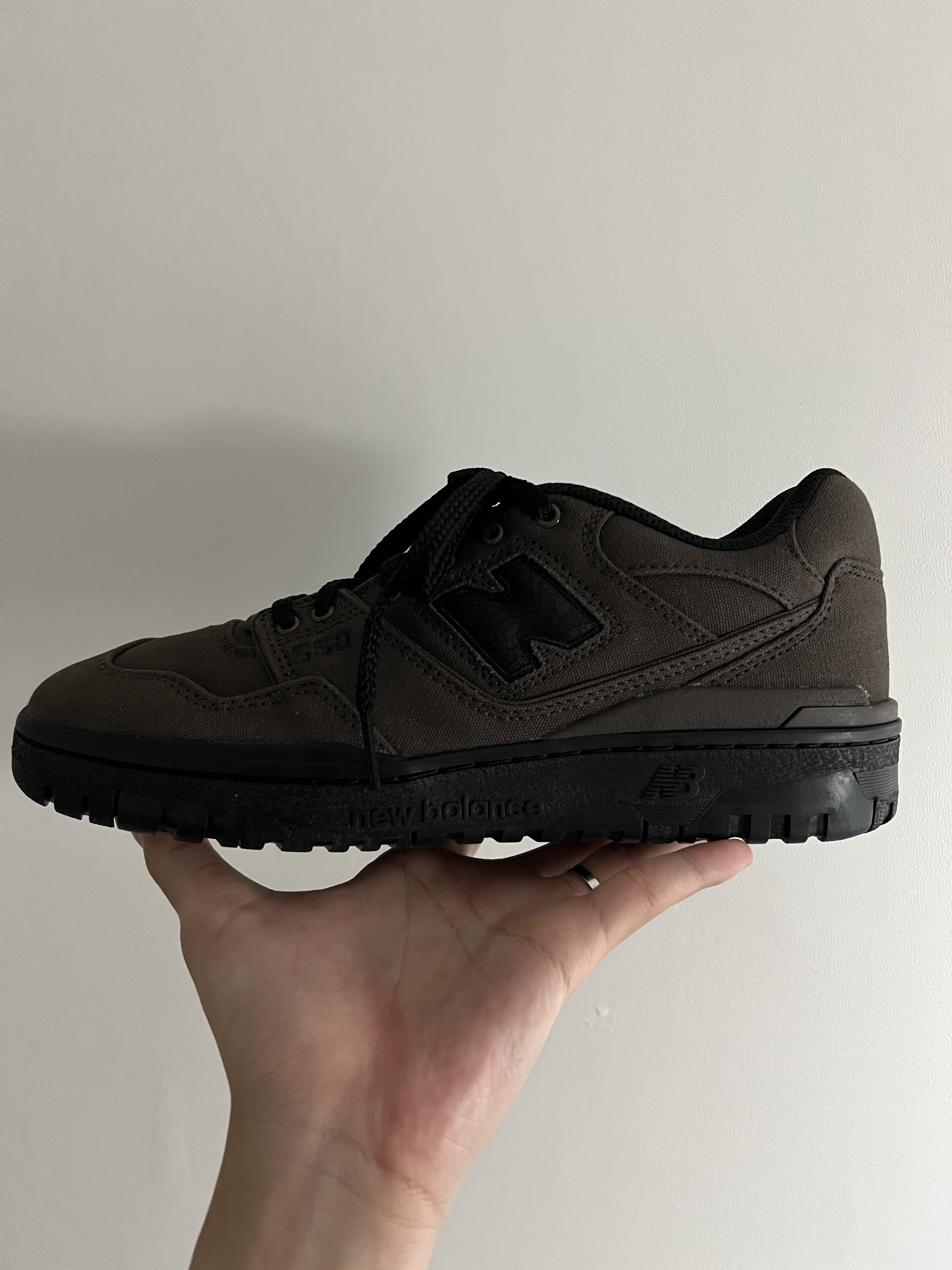 New Balance x Thisisneverthat 550 Brown Black 착용 스타일 - 3