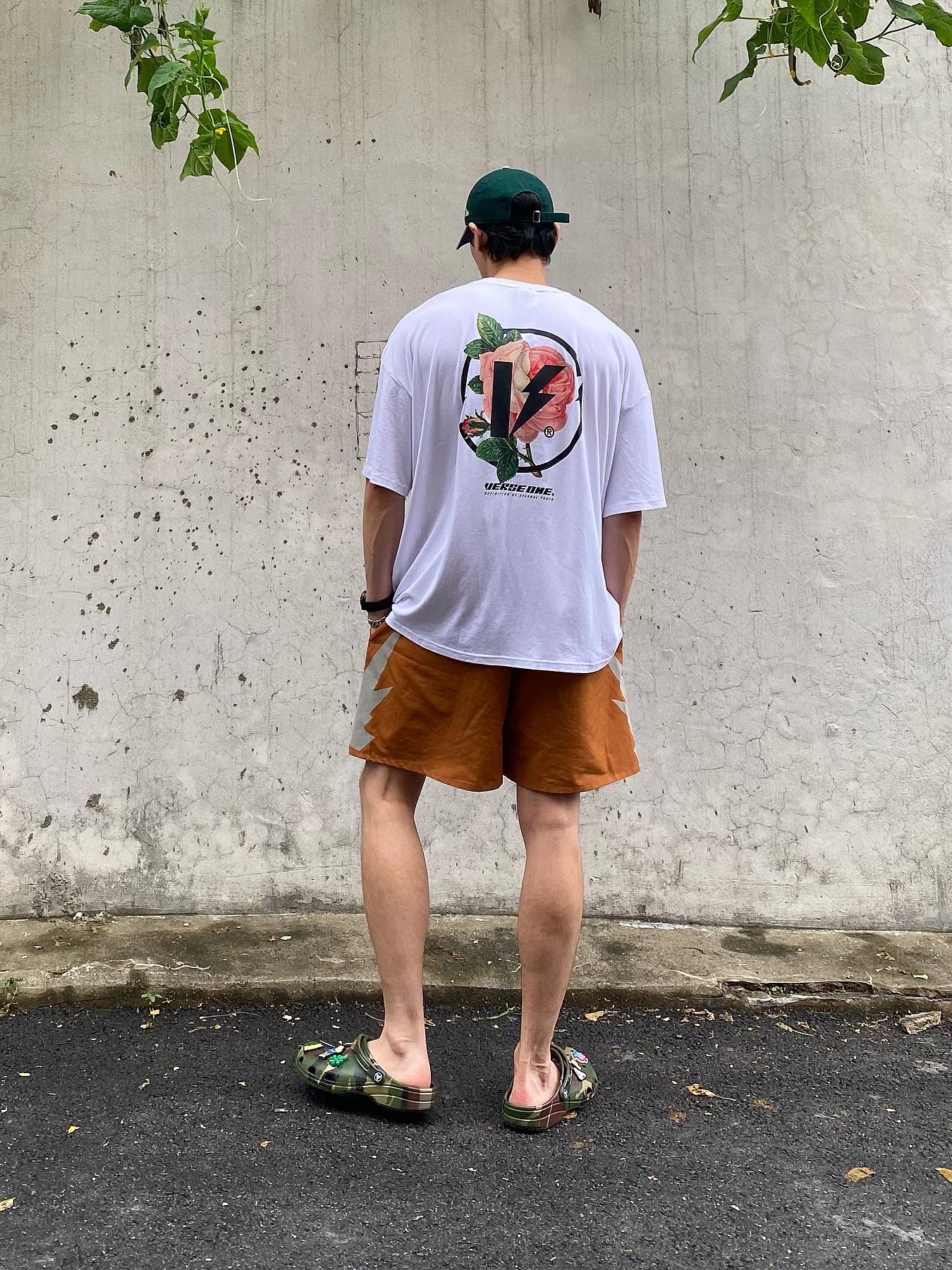 Crocs x Palace Classic Clog Woodland Camo 착용 스타일 - 1