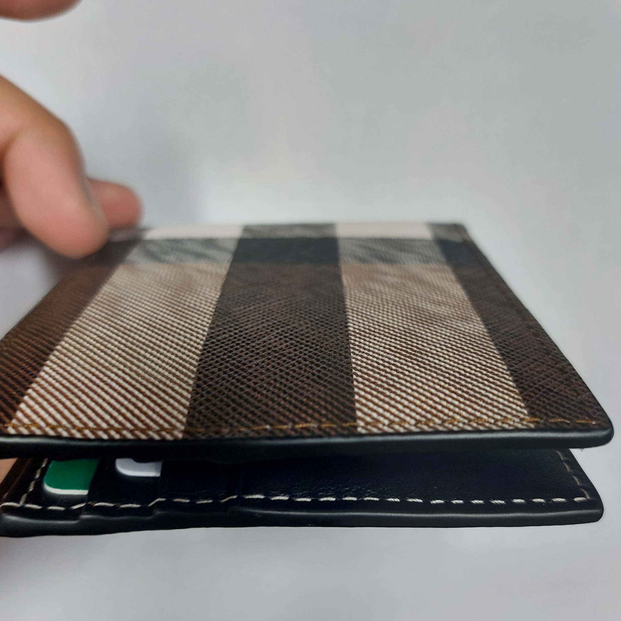 Burberry Check Bifold Wallet Dark Birch Brown 착용 스타일 - 3