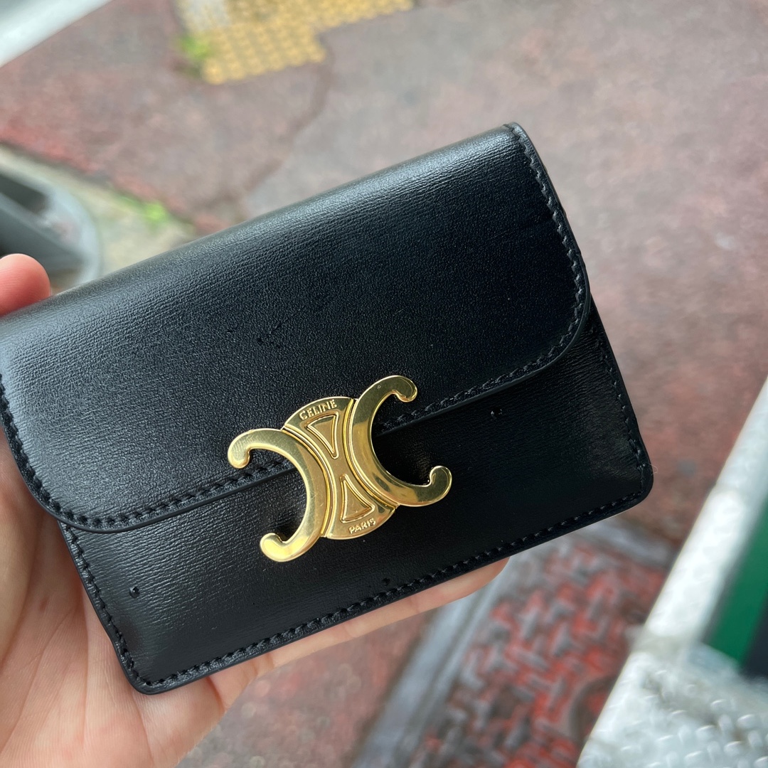Celine Card Holder with Flap in Shiny Calfskin Black 착용 스타일