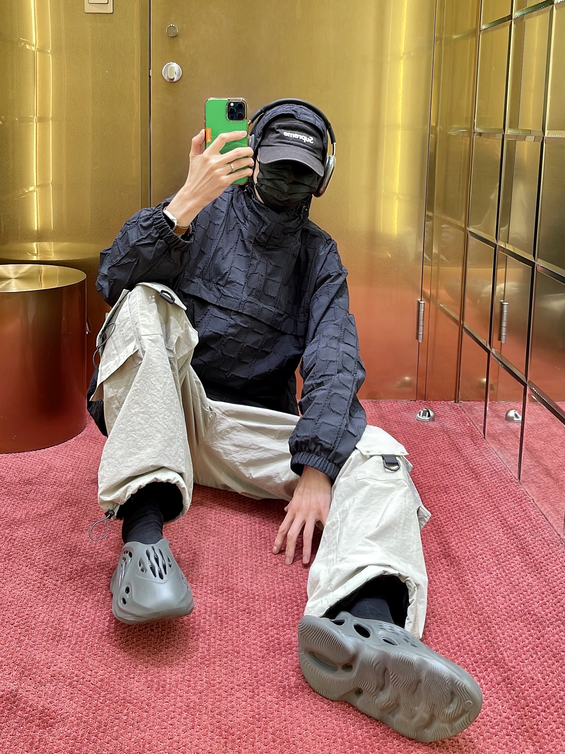 Adidas Yeezy Foam RNNR Carbon, Supreme Repeat Stitch Anorak Black - 23SS 착용 스타일 - 5