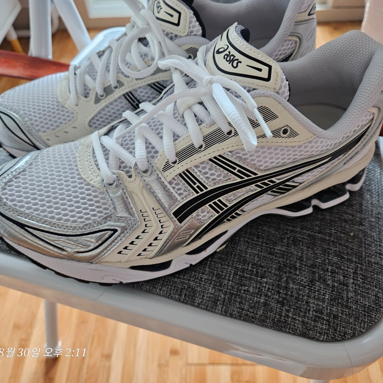 (W) Asics Gel-Kayano 14 White Midnight 착용 스타일