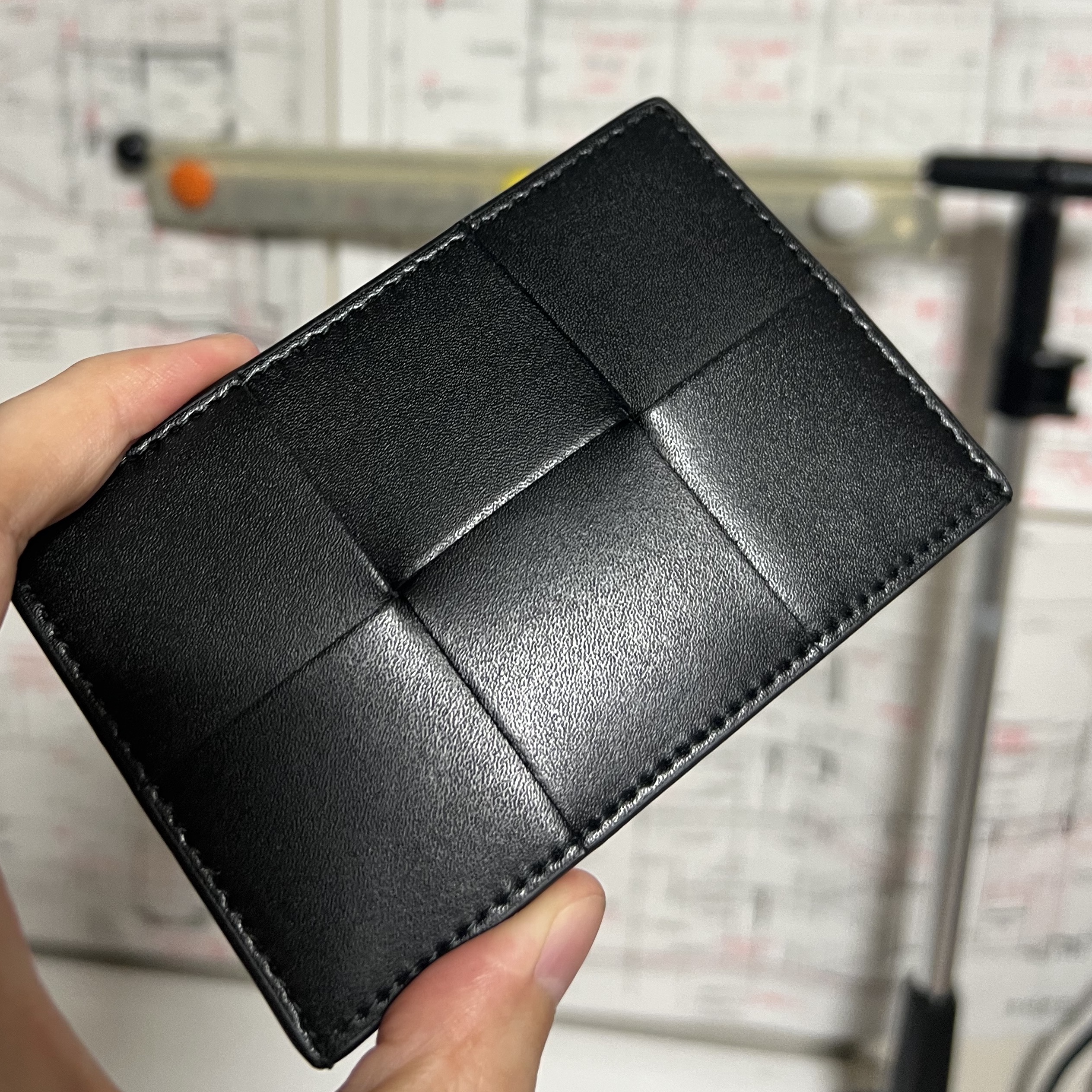 Bottega Veneta Credit Card Case Calfskin Black 착용 스타일