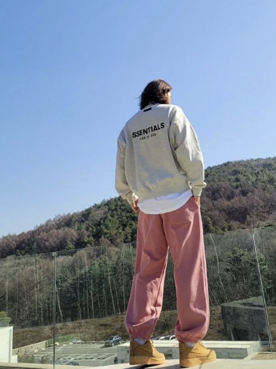 Essentials The Core Collection Crewneck Sweatshirt Light Oatmeal, Nike Air Force 1 '07 WB Flax 착용 스타일 - 1