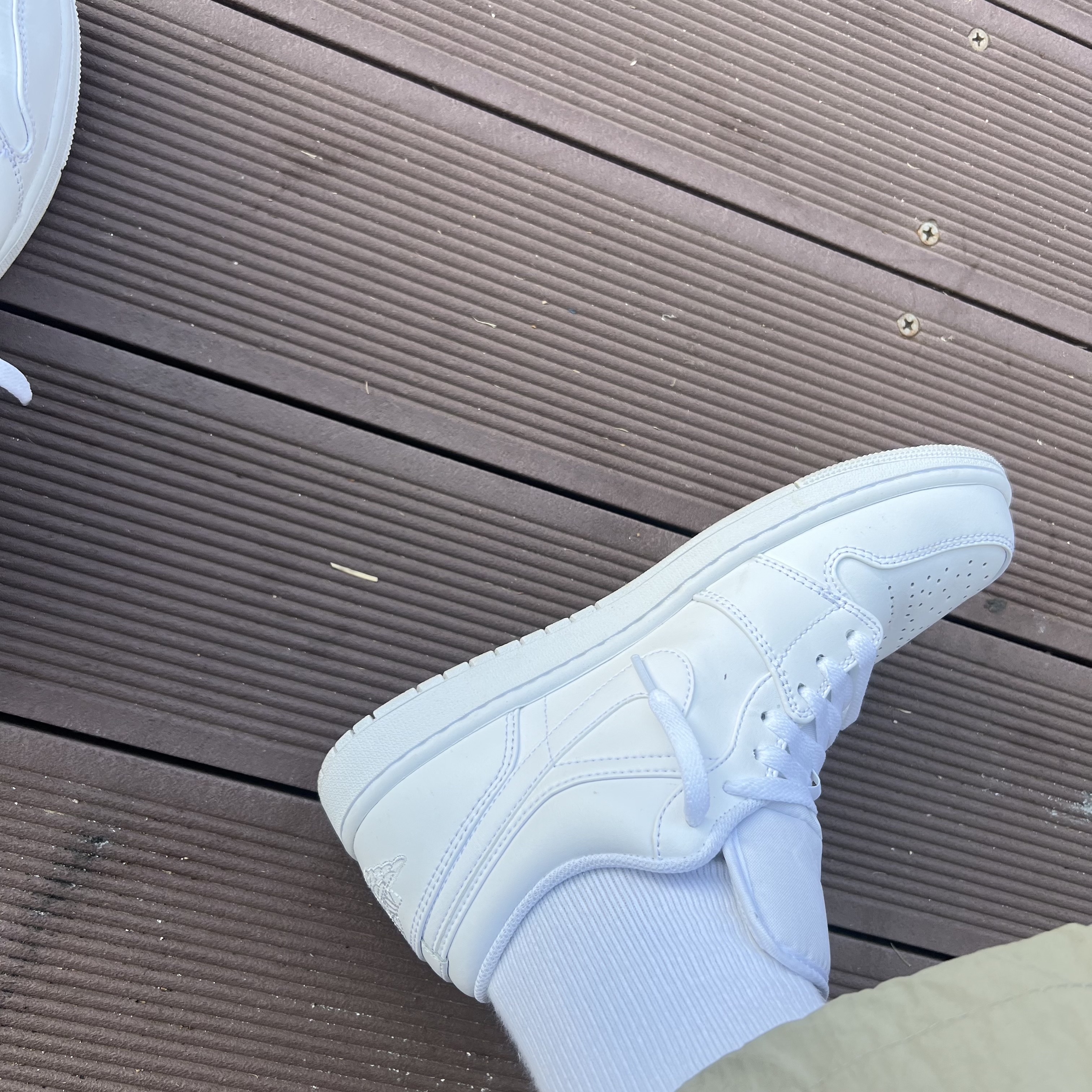 Jordan 1 Low Triple White 착용 스타일