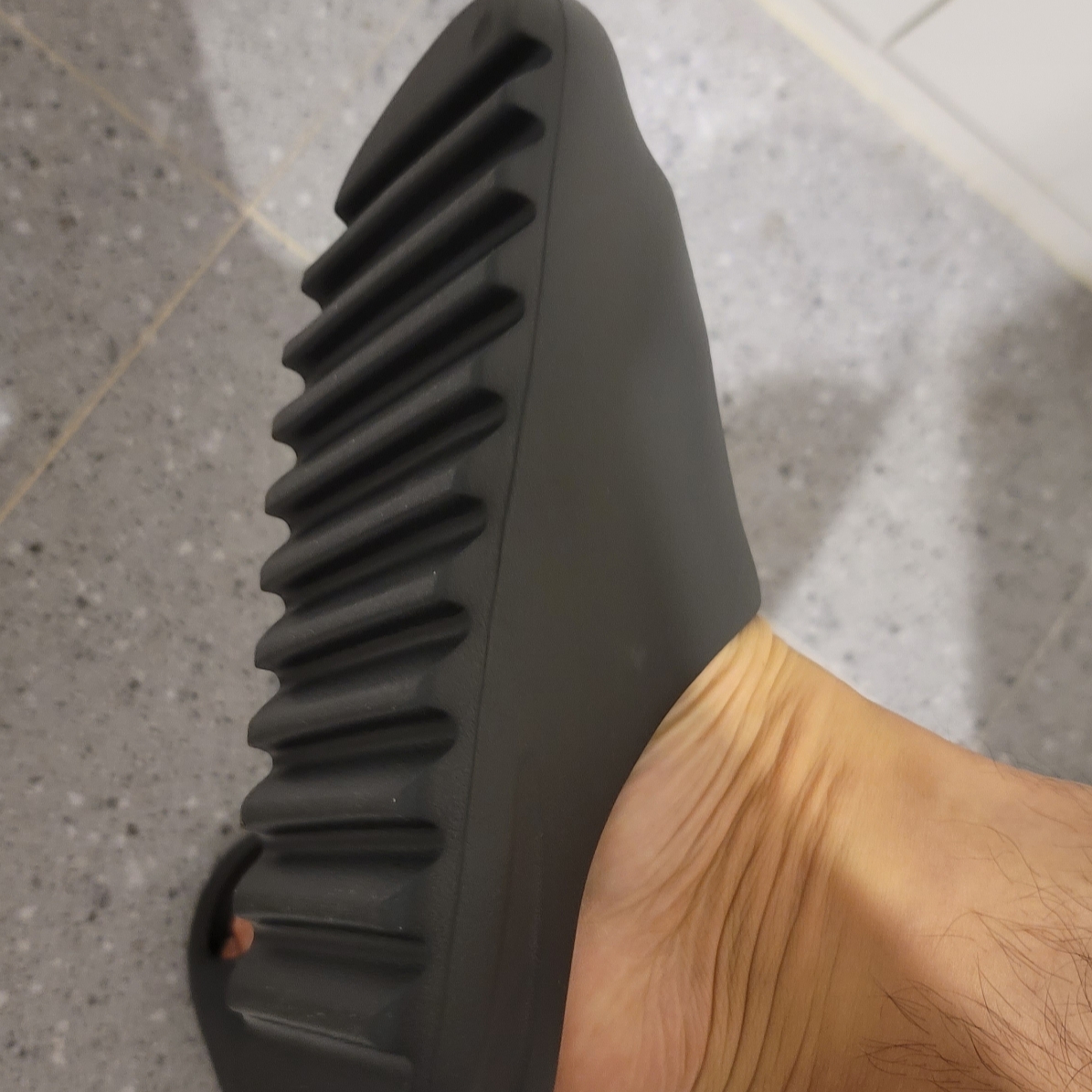 Adidas Yeezy Slide Onyx 착용 스타일 - 1