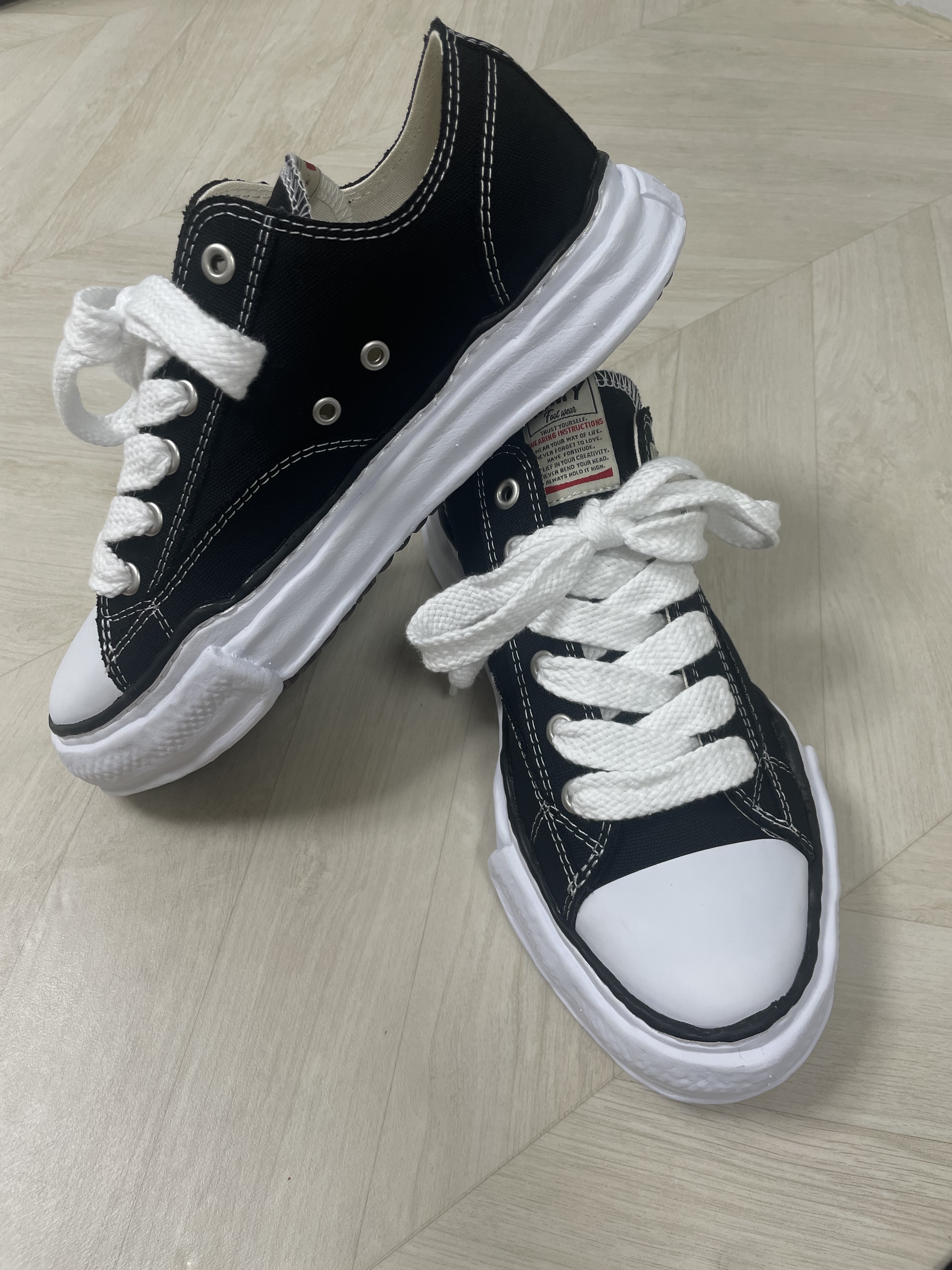 Maison Mihara Yasuhiro Peterson OG Sole Canvas Low Sneakers Black 착용 스타일 - 1