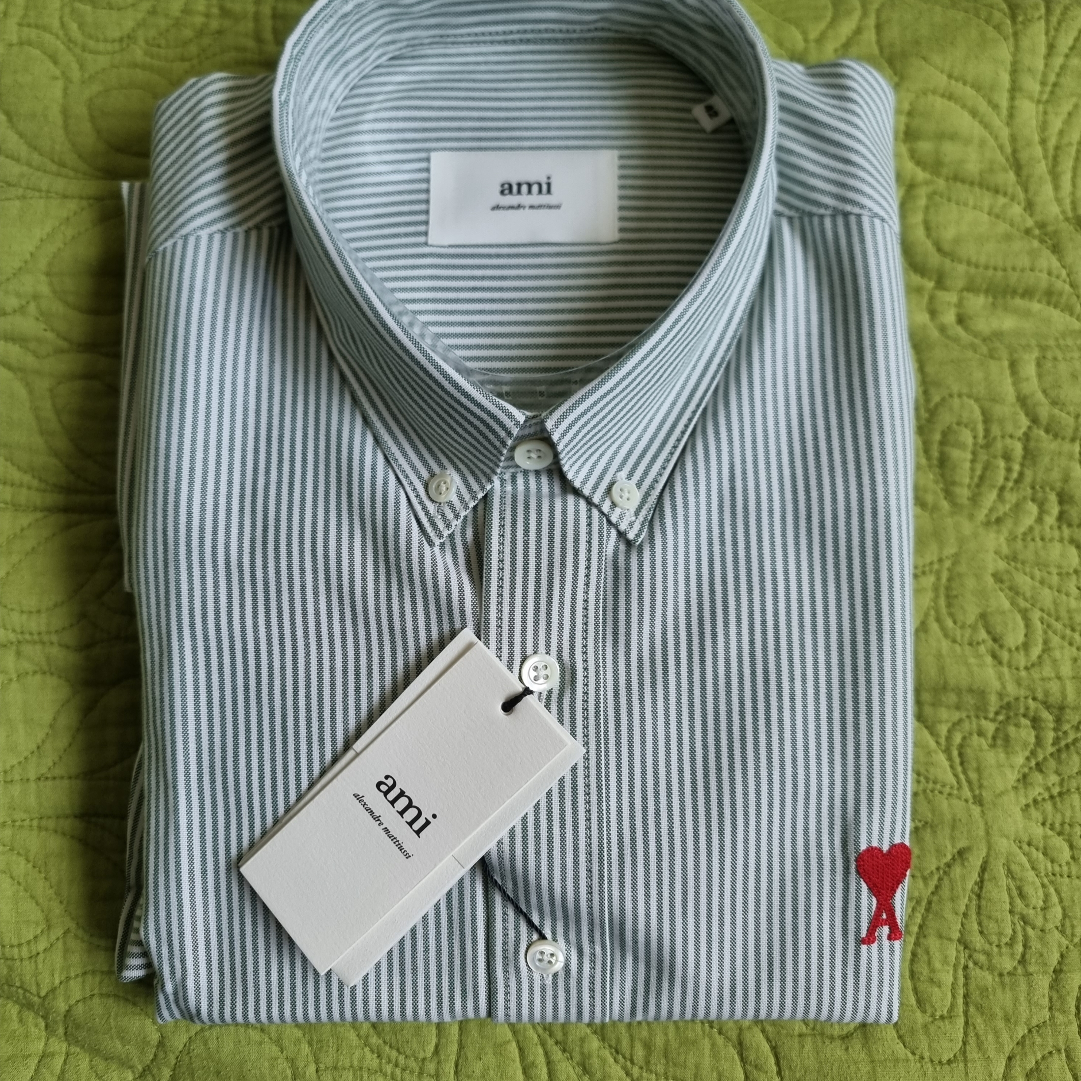 AMI de Coeur Striped Button-Down Shirt Green Natural White 착용 스타일 - 1