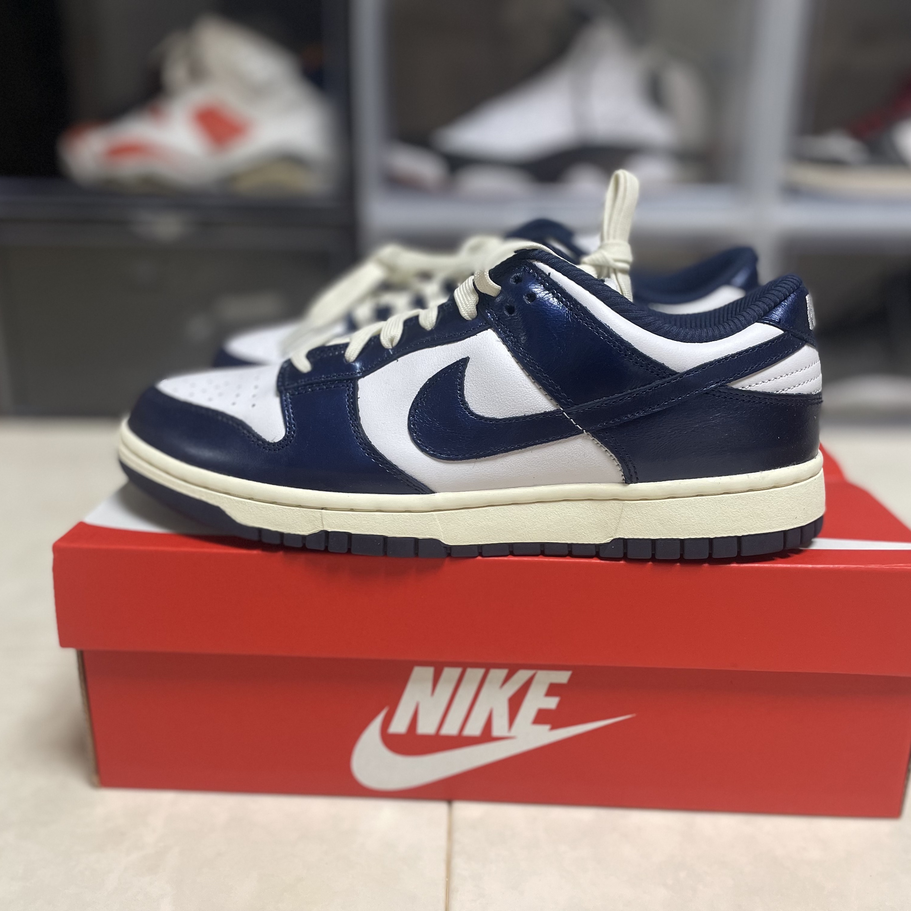 (W) Nike Dunk Low PRM Midnight Navy and White 착용 스타일 - 1
