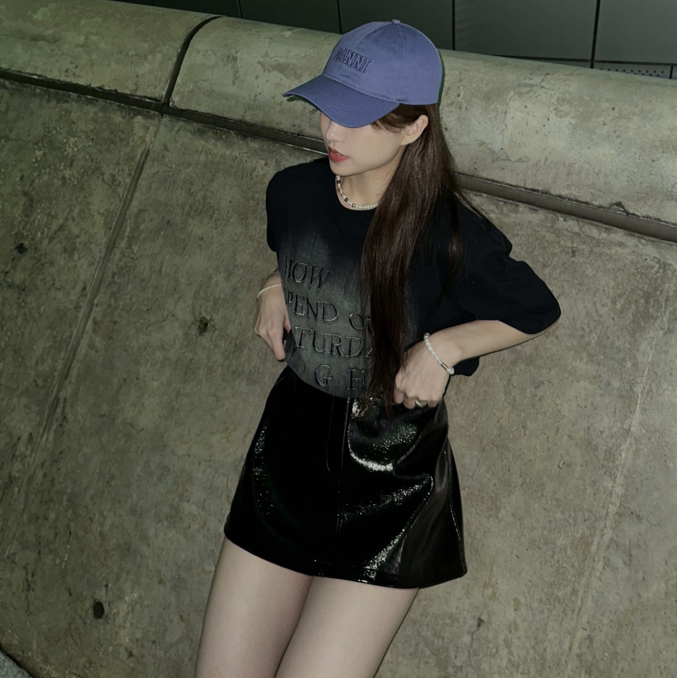 Ganni Software Heavy Cotton Cap Grey Blue, Nike x Drake Nocta Hot Step Air Terra Triple Black 착용 스타일 - 1