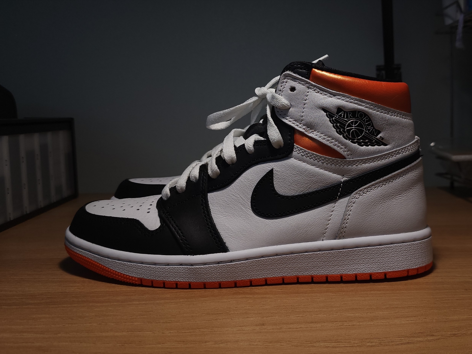Jordan 1 Retro High OG Electro Orange, Jordan 1 Retro High OG Black and Lucky Green 착용 스타일 - 1