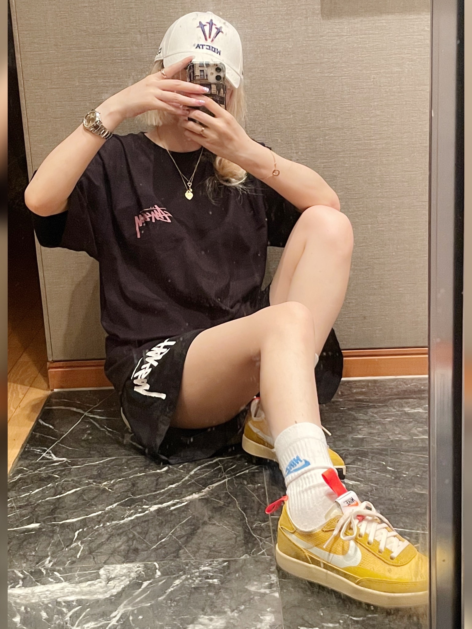 Nike x Drake Nocta NRG LU L91 Cap White, Stussy Skate Tough T-Shirt Black 착용 스타일 - 2