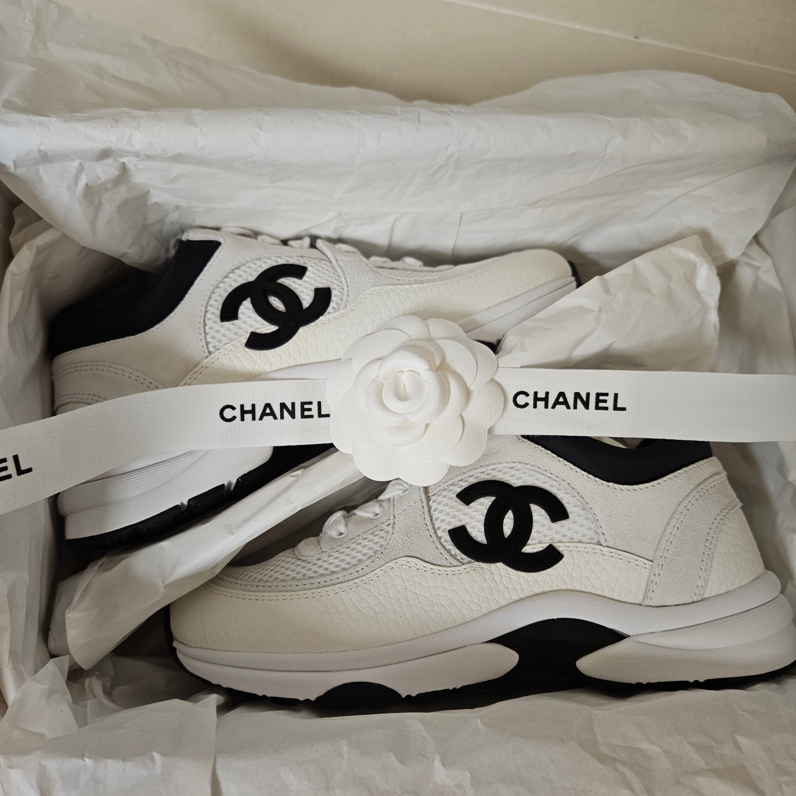 (W) Chanel Sneakers Mesh Suede Calfskin & White Black 착용 스타일