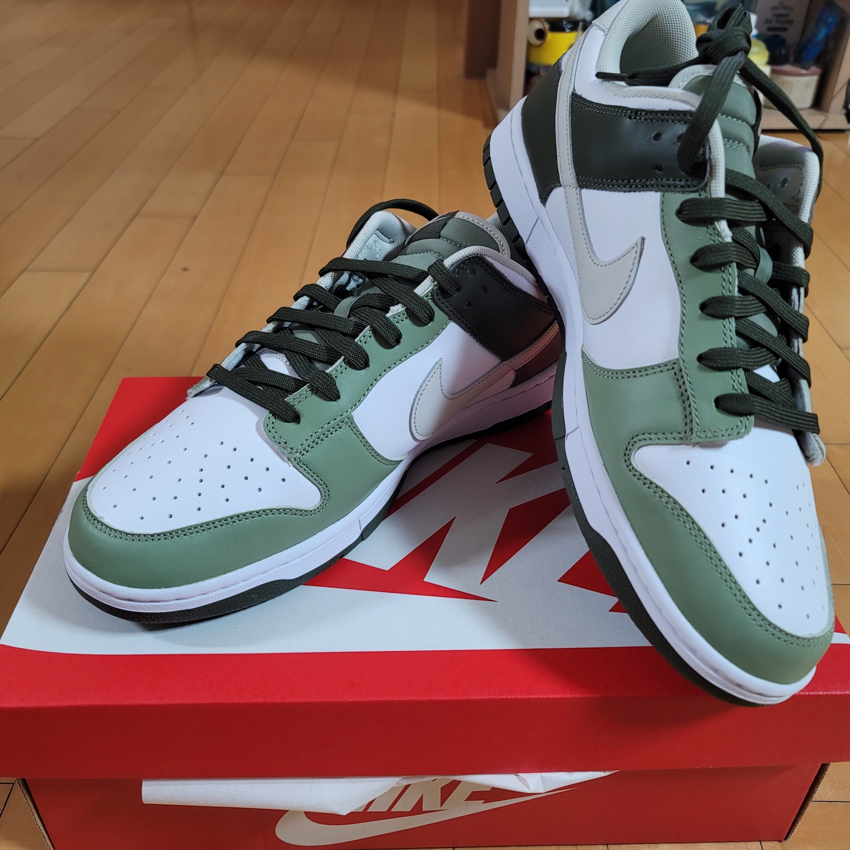Nike Dunk Low Oil Green 착용 스타일 - 2